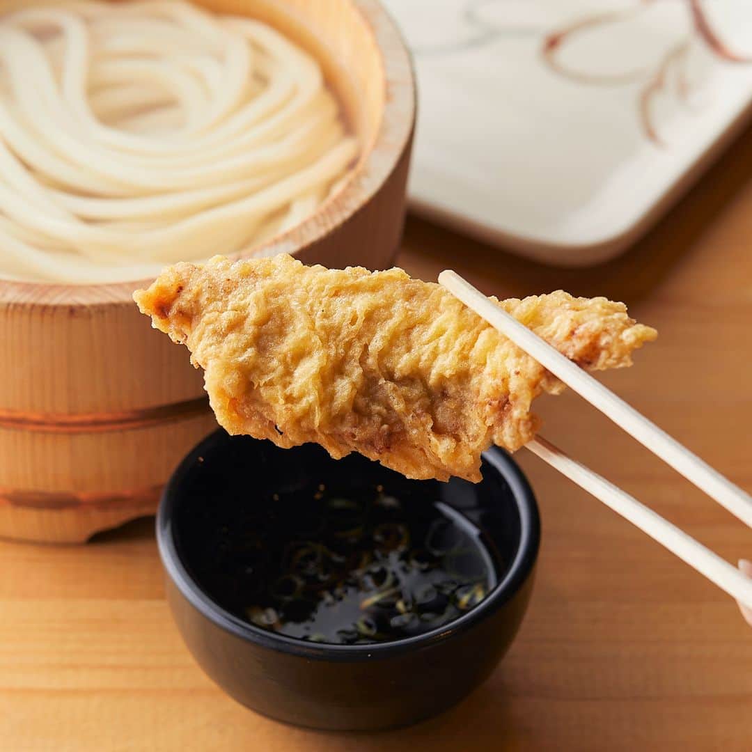 丸亀製麺のインスタグラム：「自分の好きな天ぷらランクインしてた人は「✨」で教えてください！  皆さんから質問にお応えして、丸亀製麺の人気天ぷらランキングを紹介👇  1位：かしわ天 まさに不動の1位！仕込み・揚げ方にこだわることで、しっとりジューシーな鶏むね肉の旨みを感じられる一品！ボリュームも満点です。  2位：野菜かき揚げ 圧倒的ボリュームとサクサク食感が魅力！塩で食べるもよし、だしに浸して、だしソースで、どんな食べ方も抜群においしい！  3位：えび天 天ぷらの王様といえばこれ！サクップリッとした食感が贅沢な気分にしてくれます。  どの天ぷらもうどんと相性抜群！明日のランチの参考にしてみてくださいね♪  #丸亀製麺 #丸亀うどん #udon #麺 #うどん」