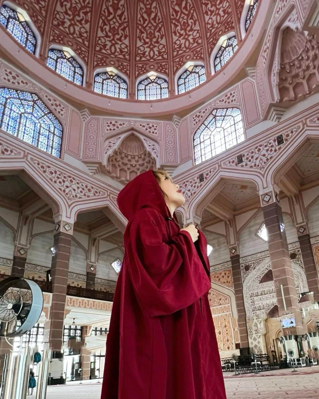 小橋マリカのインスタグラム：「プトラモスク🕌🩷 This was my first visit to the famous Putra Mosque, known as the Pink Mosque. Breathtakingly beautiful space.So, I enjoy being exposed to cultures I've never been exposed to.」