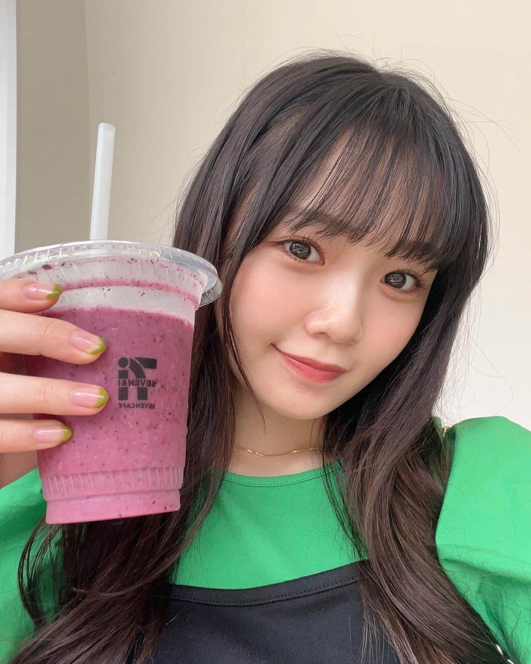miyuのインスタグラム：「今日は久々に髪を巻きました🩷💚 セブンのコンビニスムージー最近ハマっていますっ」