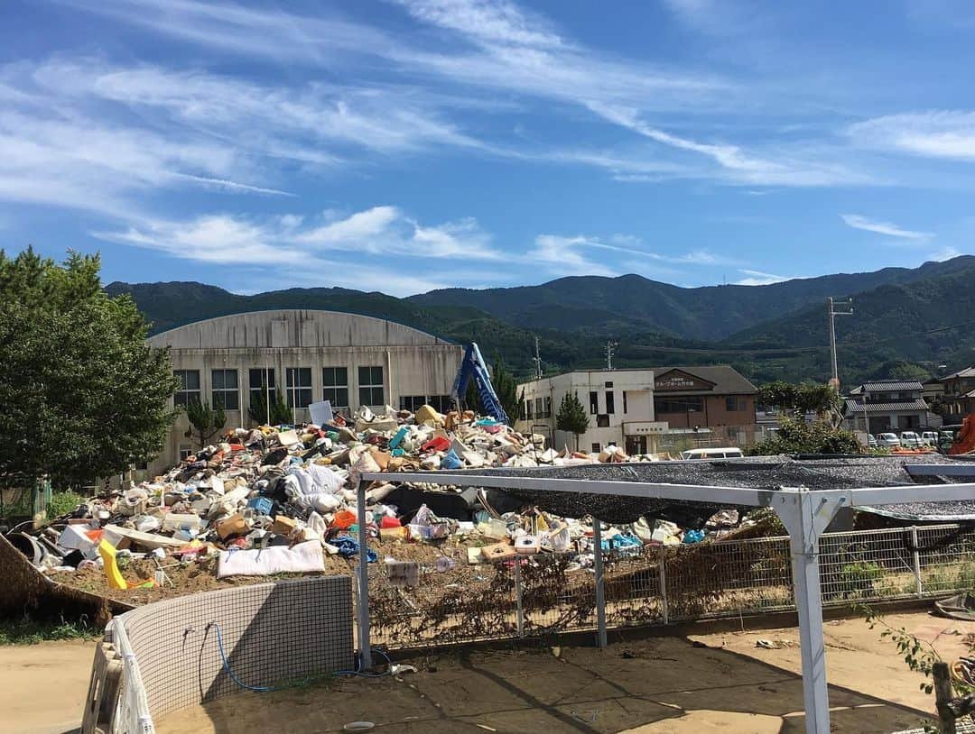 みかんさんのインスタグラム写真 - (みかんInstagram)「西日本豪雨から丸5年経ちました。 7月7月忘れてはいけない日。 私の地元、愛媛県も沢山の被害がありました。 災害をどう予測するのか？ 避難に繋がる情報の受け取りはどうすればいいのか？ など番組を通して色々と学ばさせて頂きました🙏 自分自身の命を守る為に、これからは危機意識を持ちながら、行動もして子供達にも伝えていきたいです😌  NHK松山「四国らしんばん」は NHKプラスでも視聴出来るので 是非ご覧ください😊  ものすごく為になることばかりなので 皆さんも見てもらいたいです🍊  #四国らしんばん #NHK松山 #西日本豪雨 #2018.7.7 #丸5年 #ものまねみかん」7月8日 21時02分 - mikan02241984