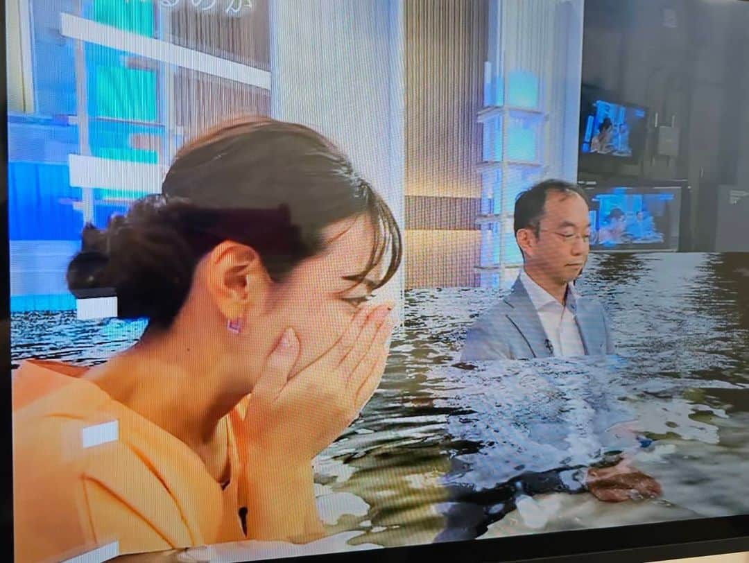 みかんさんのインスタグラム写真 - (みかんInstagram)「西日本豪雨から丸5年経ちました。 7月7月忘れてはいけない日。 私の地元、愛媛県も沢山の被害がありました。 災害をどう予測するのか？ 避難に繋がる情報の受け取りはどうすればいいのか？ など番組を通して色々と学ばさせて頂きました🙏 自分自身の命を守る為に、これからは危機意識を持ちながら、行動もして子供達にも伝えていきたいです😌  NHK松山「四国らしんばん」は NHKプラスでも視聴出来るので 是非ご覧ください😊  ものすごく為になることばかりなので 皆さんも見てもらいたいです🍊  #四国らしんばん #NHK松山 #西日本豪雨 #2018.7.7 #丸5年 #ものまねみかん」7月8日 21時02分 - mikan02241984