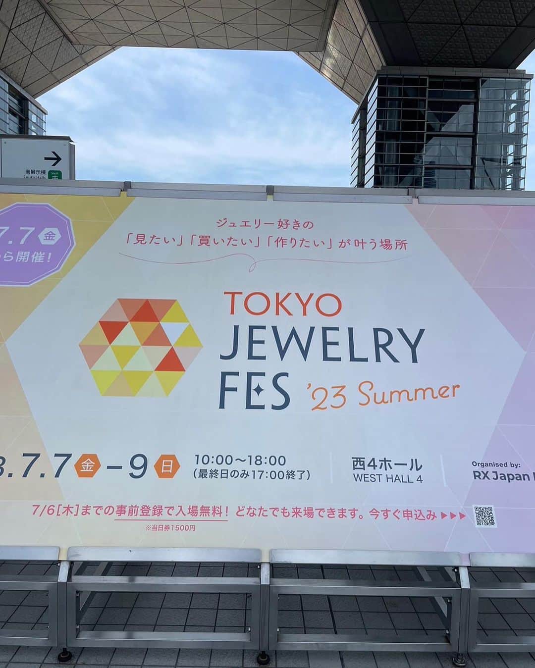 sachi♡さんのインスタグラム写真 - (sachi♡Instagram)「♡  こんばんは🌙  東京ビッグサイトで明日9日(日)まで開催中の ジュエリーの祭典  『TOKYO JEWELRY FES '23 Summer』💎 @tokyo_jewelry_fes   ちえちゃん @chieno_wawa に誘ってもらって たーたん @moncabitata と3人で行って来たよ♡  お目当ては 約200社が出展している中でダントツで素敵だった 『PLUSTER』のジュエリー💍 @pluster.jp   繊細で華奢なものから チェーンなどのクールなものまで デザインも豊富✨  人気の”モアサナイト"のジュエリーは ダイヤモンドと見分けがつかない程の 透明感ある輝きが本当に綺麗😍 その上リーズナブルとか嬉しすぎる♡  『PLUSTER』のブースでは Special  guestの 國分晴奈さん @haruna.kokubun の お名前をお伝えすると 晴奈さんがセレクトした商品の中から (ピアス、イヤリング、イヤカフ) 1つプレゼントしてくれます🎁  展示されている商品も20%オフになります！  『PLUSTER』の素敵なジュエリーを 手に取ってお試しできる この機会に是非行ってみてね♡  晴奈さんやPLUSTERの社長さんにも お会いできて嬉しかった🥰 ありがとうございました♡  #pluster #プラスター #ジュエリー #アクセサリー #TOKYOJEWELRYFES23Summer #ジュエリーフェス #ピアス #イヤカフ #イヤリング#ネックレス #ブレスレット #モアサナイト #エシカルジュエリー #美魔女 #アラフィフ #美容モデル #ミセスモデル #50代モデル #読者モデル」7月8日 21時04分 - nail_salon_felice04