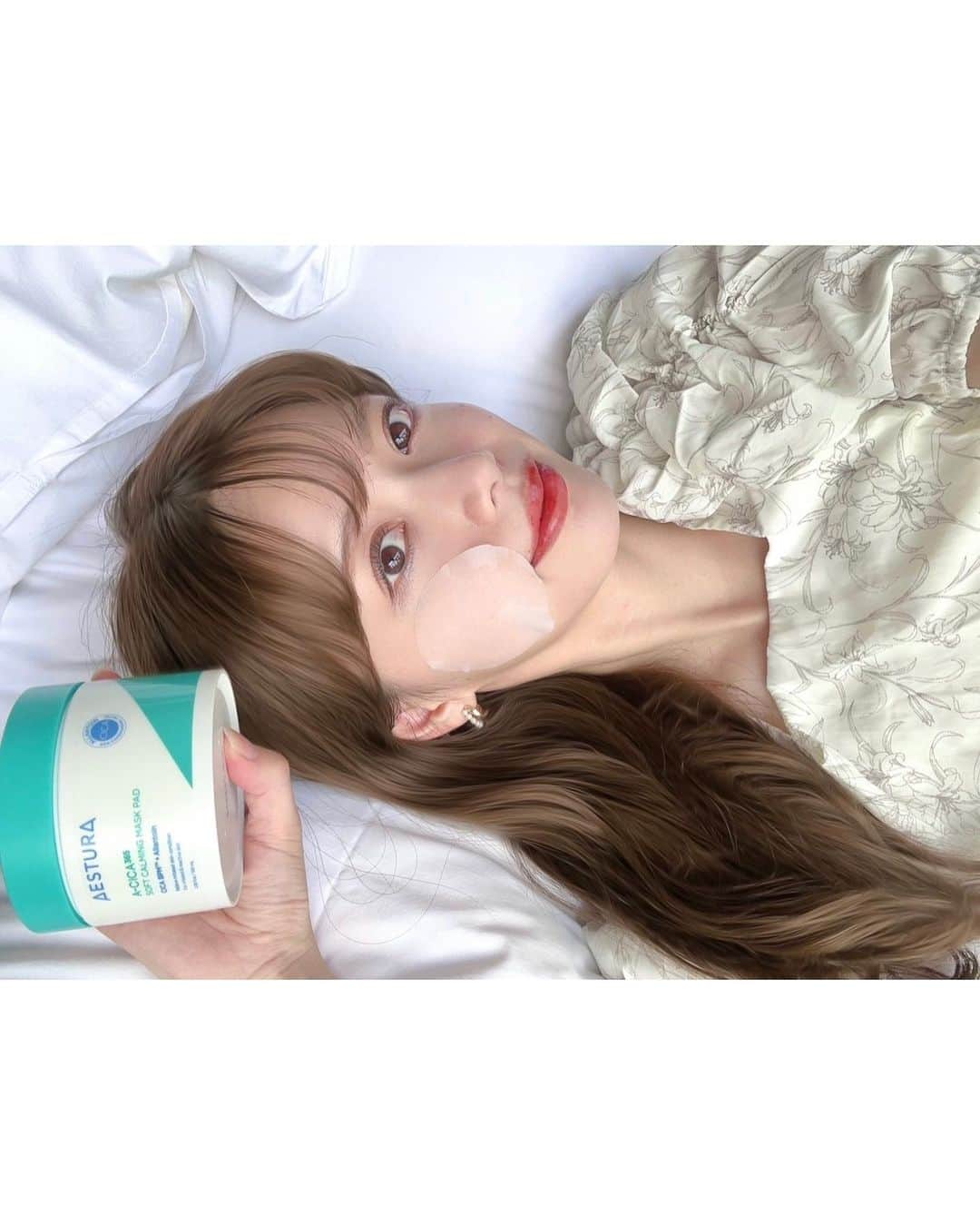 山崎春佳さんのインスタグラム写真 - (山崎春佳Instagram)「🤍🤍  @cosme TOKYO にて6/28-7/11の日程で開催中の アモパシフェスに行ってきたよ❕ エストラ(@aestura_jp )は韓国皮膚科医にもたくさん 使用されているメディビューティーブランド。  ブースに行ってみたら、瞬間処方CICAセラムの浸透力が 凄まじかった！韓国Olive Young（オリーブヤング） ダーマコスメティックカテゴリーで No.1 *CICAセラム なんだって👀 *2022年度Olive Young内ダーマコスメティックブランド、美容液カテゴリー販売額基準  イベント内の特典として、エストラの人気商品の サンプルをプレゼントするキャンペーンも実施してるよ📝 エストラは「innisfree」、「LANEIGE」、「ETUDE」など有名韓国コスメと同じアモーレパシフィックブランドで、 秋に日本上陸予定なの👏🏻 だから、今エストラの商品を実際に試せるのは アモパシフェスだけなんだって🥺❕❕  AESTURAのクイックマスクパッドを早速お家でも 使ってみたけど、ドライヤー中でもとれないくらい 密着してくれるよ◎ 美容液がひたひたなので冷んやりしたパッドが暑い時に 熱った肌にも冷たくて気持ちいい✨  #エストラ #アモパシフェス #メディビューティー #韓国コスメ #プロモーション #エイシカ365マイクロセラム #瞬間処方CICAセラム #マイクロシカ #エイシカ365クイックマスクパッド#おいそぎCICAマスク#朝の3分マスク」7月8日 21時04分 - haruka_yamazaki