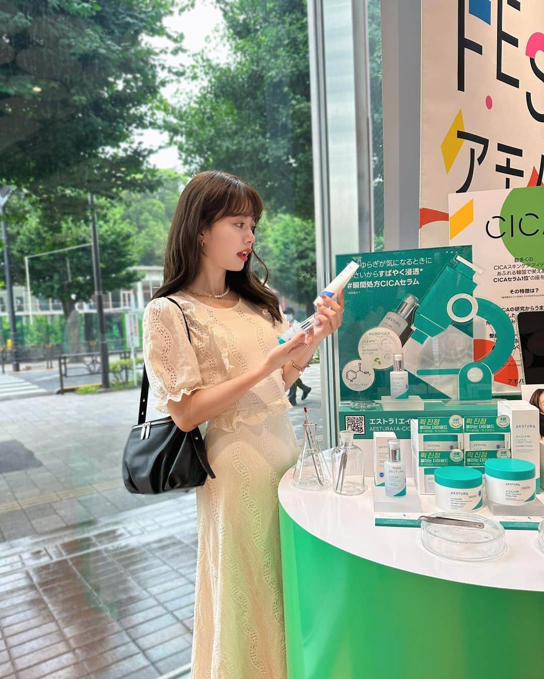 山崎春佳さんのインスタグラム写真 - (山崎春佳Instagram)「🤍🤍  @cosme TOKYO にて6/28-7/11の日程で開催中の アモパシフェスに行ってきたよ❕ エストラ(@aestura_jp )は韓国皮膚科医にもたくさん 使用されているメディビューティーブランド。  ブースに行ってみたら、瞬間処方CICAセラムの浸透力が 凄まじかった！韓国Olive Young（オリーブヤング） ダーマコスメティックカテゴリーで No.1 *CICAセラム なんだって👀 *2022年度Olive Young内ダーマコスメティックブランド、美容液カテゴリー販売額基準  イベント内の特典として、エストラの人気商品の サンプルをプレゼントするキャンペーンも実施してるよ📝 エストラは「innisfree」、「LANEIGE」、「ETUDE」など有名韓国コスメと同じアモーレパシフィックブランドで、 秋に日本上陸予定なの👏🏻 だから、今エストラの商品を実際に試せるのは アモパシフェスだけなんだって🥺❕❕  AESTURAのクイックマスクパッドを早速お家でも 使ってみたけど、ドライヤー中でもとれないくらい 密着してくれるよ◎ 美容液がひたひたなので冷んやりしたパッドが暑い時に 熱った肌にも冷たくて気持ちいい✨  #エストラ #アモパシフェス #メディビューティー #韓国コスメ #プロモーション #エイシカ365マイクロセラム #瞬間処方CICAセラム #マイクロシカ #エイシカ365クイックマスクパッド#おいそぎCICAマスク#朝の3分マスク」7月8日 21時04分 - haruka_yamazaki