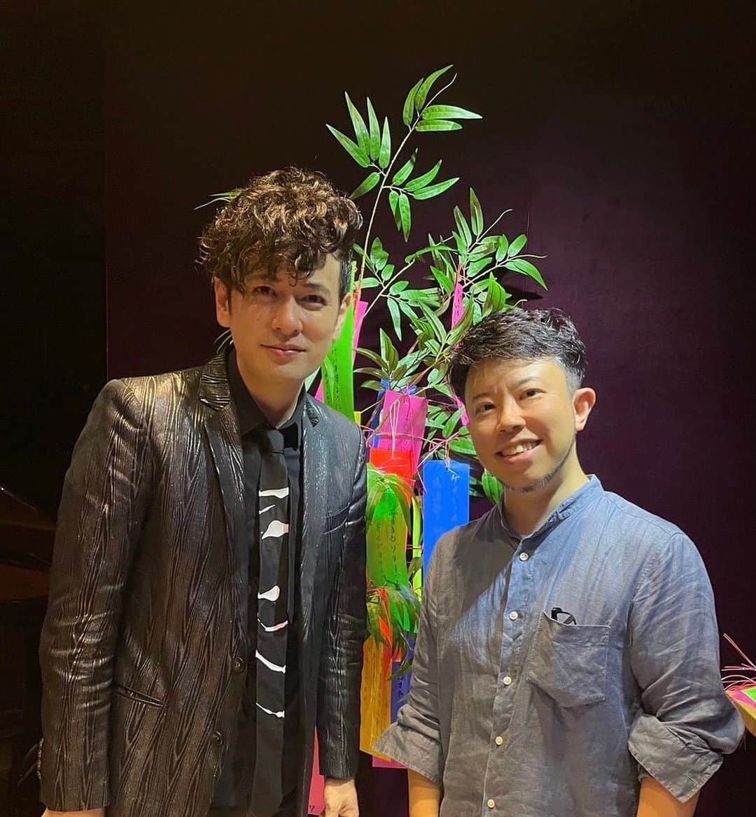 川島ケイジのインスタグラム：「改めて七夕ライブ〜叶カノウ〜にお越しいただいた皆さま有難うございました  皆さまの願いが叶うように 思いを込めて歌わせていただきました  ここまで自分のライブに対して 演出、曲順、曲作りも含めて テーマに沿って向き合った事はなかったと思います  でもその分と充実感と愛に溢れています 自分が求めていたモチベーションはこれなんだと実感しています  森丘ヒロキくんのピアノ、人柄が大好きです。そして急遽サプライズでコラボしていただいた澤和樹先生、素晴らしい演奏で花を添えていただきました  新曲のEl Dorado、叶はいかがでしたか？ これから新曲量産体制に入りたいと思いますので 楽しみにしていてください  昨日発表された 9/23の六本木サテンドールでのライブは バンドスタイルでのライブになるので また違った楽しみ方が出来ると思います  楽しみにしていてください  #澤和樹 先生 #森丘ヒロキ #川島ケイジ #baroom #七夕ライブ」