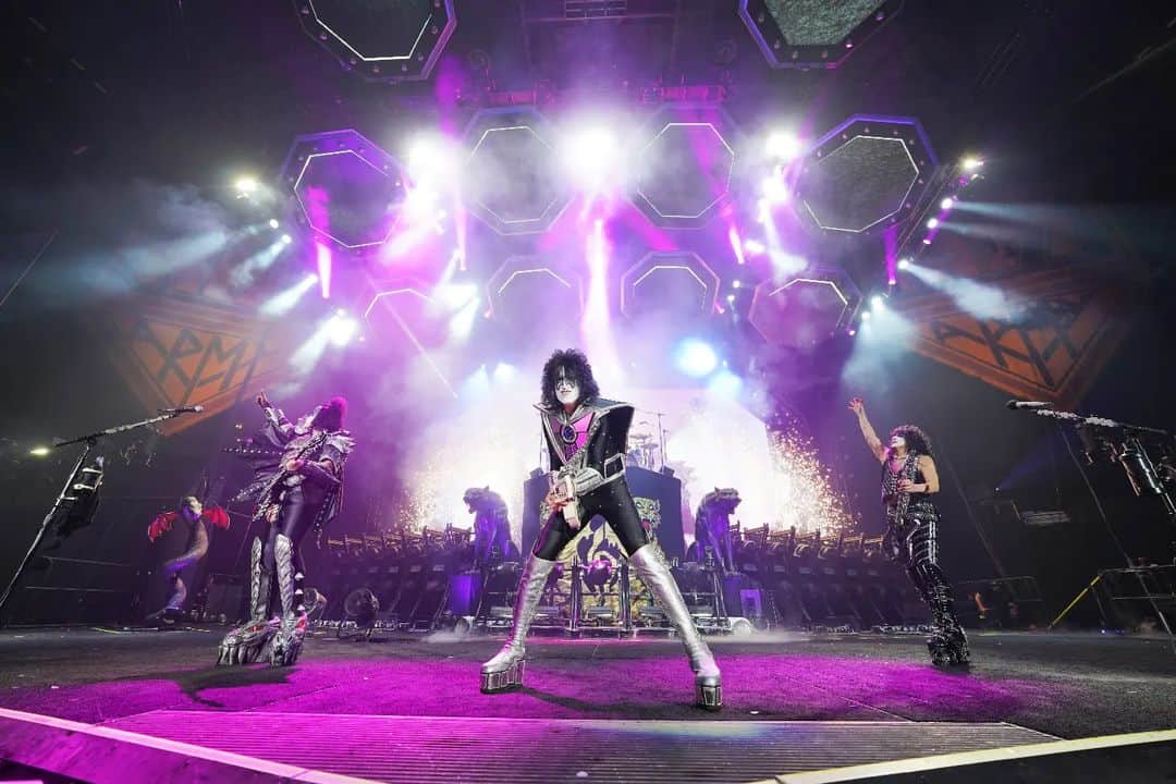 KISSのインスタグラム：「#Manchester! What a night. YOU came to ROCK & so did WE! We will NEVER forget you! #EndOfTheRoadTour #England  Photo: Keith Leroux」