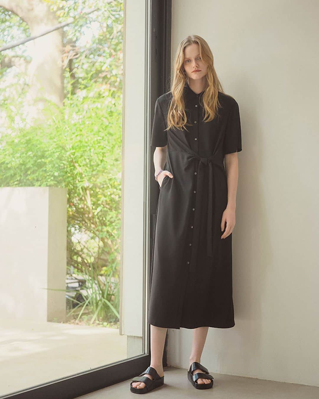 Theory luxe official account.のインスタグラム：「［NEW SEASON, NEW LOOK］  ヒネリの効いたドレスを主役にした大人モードなサマーブラック  フロント部分からつながるベルトで、さりげなくウエストマークするデザイン性の高いドレス。 フロントのディテールとたゆたうようなドレープ素材が、きちんと感のあるシャツドレスにフェミニンなエッセンスを加える。  肌に触れる面はさらりとしたサテン素材なので、肌離れがよく素肌に着ても心地よい。 シンプルに潔く一枚で着こなし、クールな夏のブラックスタイルを楽しんで。  #theoryluxe #セオリーリュクス #ワンピース #デザインワンピース #ブラックコーデ #シャツワンピース #シャツワンピ #大人カジュアル #きれいめカジュアル #きれいめコーデ」