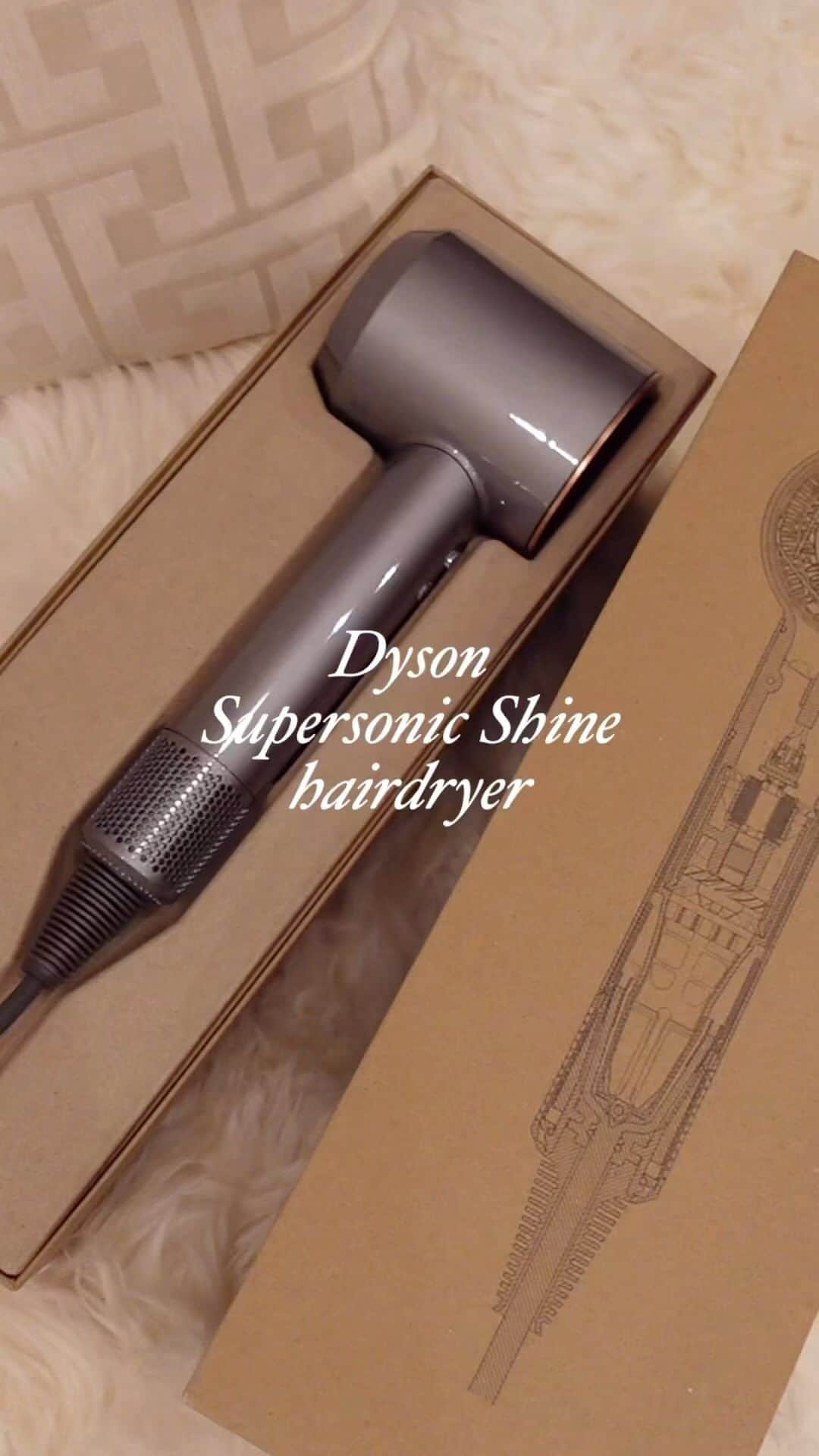 森英奈のインスタグラム：「my night routine with DYSON SUPERSONIC SHINE HAIRDRYER ✨🌙  3種類のアタッチメントで髪の毛の色んな悩みを解決。低温なのに速乾・シルクみたいな指通り・うねりを抑えてツヤツヤに🌱  ほんとに3stepの後はツヤツヤサラサラで 夜綺麗にしたら朝はアイロン入らず🫰🏻  うねりが気になるこの時期には優秀すぎるアイテム、、♡  #ダイソンスーパーソニック #ダイソンビューティー #まるでサロンブロー #PR」