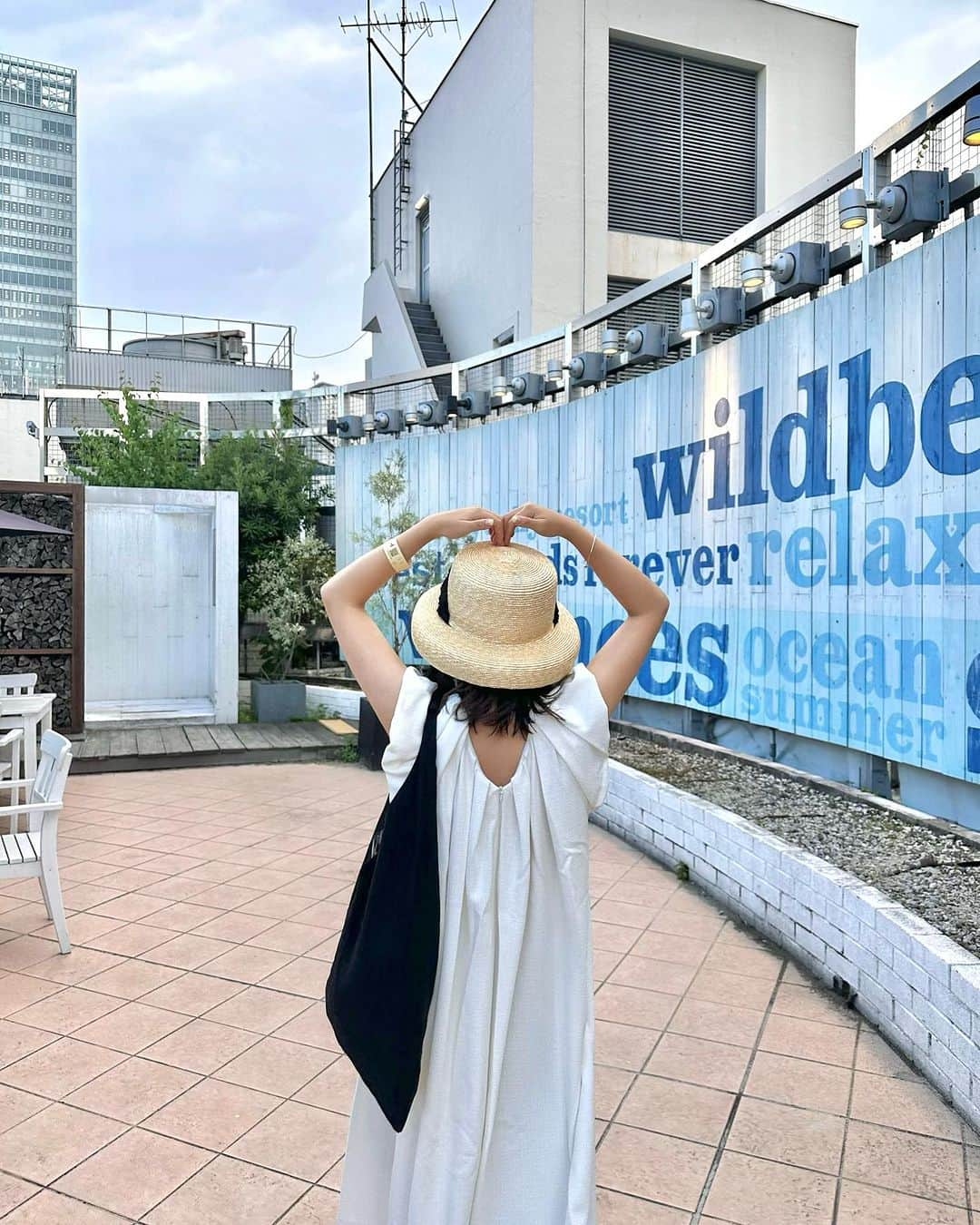 横田亜美さんのインスタグラム写真 - (横田亜美Instagram)「. お気に入りの帽子と ヘビロテサンダルと 夏っぽいワンピース👗◎ . 夏は白ワンピ絶対手に入れたいよね〜 . あ〜そろそろ台北の写真 整理しないとだな〜〜 . . #ビアガーデン #新宿 #新宿ルミネ #ルミネ #新宿ルミネエスト #ビアガーデン🍻 #バーベキュー #東京グルメ #白ワンピ #白ワンピース #カシラ #lumine #beergarden #tokyo #shinjuku #acka #ca4la #oofos」7月8日 21時12分 - amimi0218