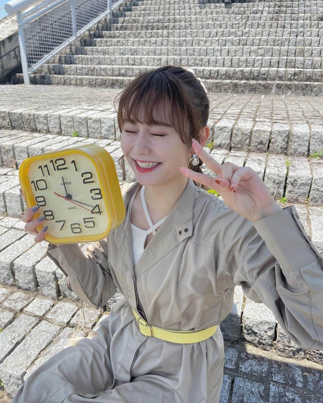 松本慈子のインスタグラム：「* 光に弱くて眩しいと目が開かない人です🙋‍♀️☀️  お天気良くて太陽かんかん照りだった日🌻 スタッフさん達も暑い中なのに日傘さして頂いて休憩してる一枚🥹感謝🙏🏻🙏🏻  時計、なんで持ってるか気になるよね… 松本さんは時計です！って言われて 気づいたら持ってた☺️🕰️💛笑」