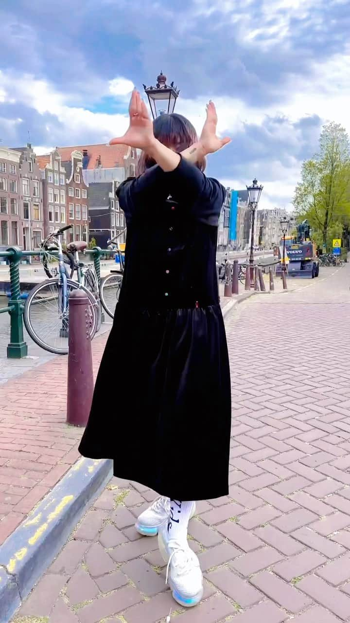 KARIN のインスタグラム：「オランダで踊ってみた🇳🇱  #dance #olanda #amsterdam #インフェルノ #mrsgreenapple」