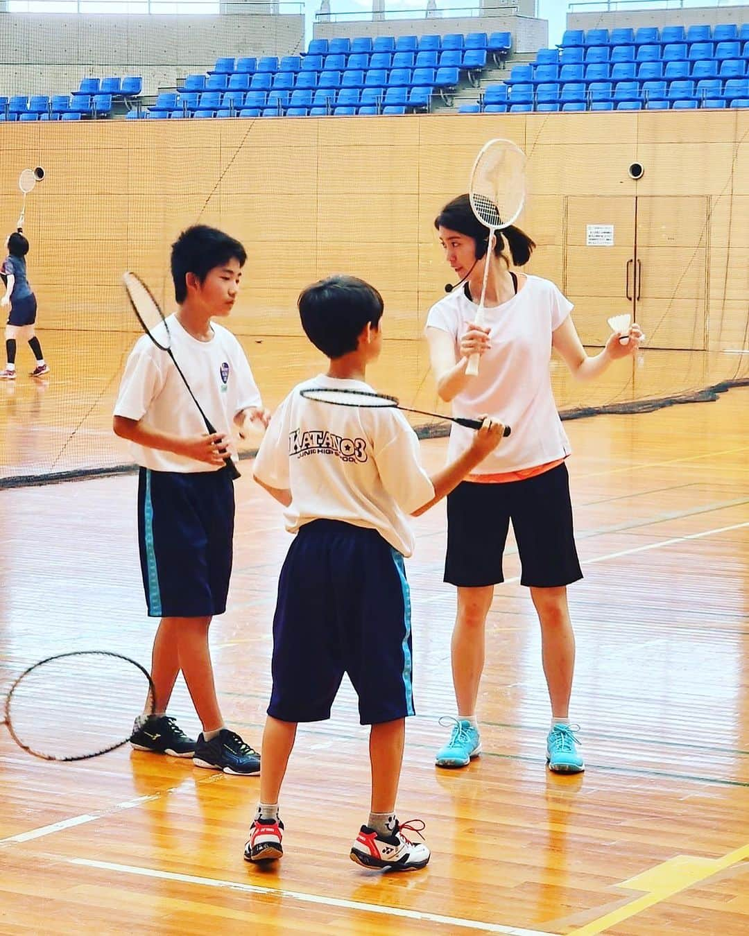 栗原文音さんのインスタグラム写真 - (栗原文音Instagram)「. MIZUNO Victory Clinic in 大阪府交野市  久しぶりのvictoryクリニック✨ 午前は子供向けに👦👩 午後は大人向けに講習をさせてもらいました🏸 今日の体育館はとーっても暑かった🥵 でも参加者の皆さんすっごく元気よく 最後までついてきてくれました〜♪  参加してくださった皆さん！ ありがとうございました😊  明日は滋賀県へ〜🏸  #ミズノビクトリークリニック #mizunovictoryclinic #バドミントン #大阪府交野市 #いきいきランド交野 #講習会」7月8日 21時16分 - ayane0927