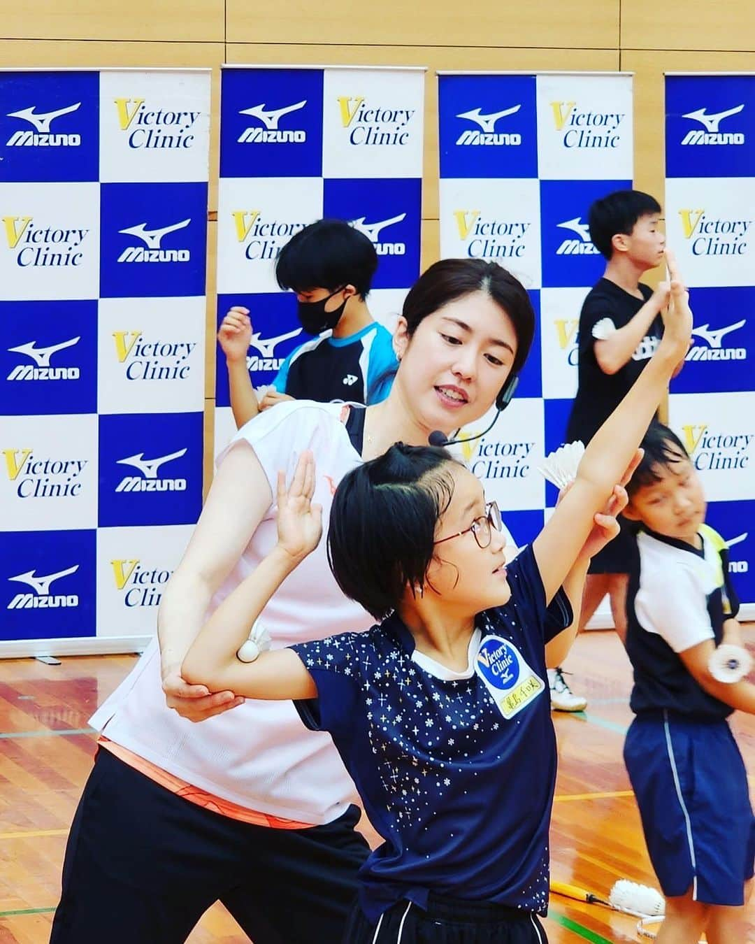 栗原文音さんのインスタグラム写真 - (栗原文音Instagram)「. MIZUNO Victory Clinic in 大阪府交野市  久しぶりのvictoryクリニック✨ 午前は子供向けに👦👩 午後は大人向けに講習をさせてもらいました🏸 今日の体育館はとーっても暑かった🥵 でも参加者の皆さんすっごく元気よく 最後までついてきてくれました〜♪  参加してくださった皆さん！ ありがとうございました😊  明日は滋賀県へ〜🏸  #ミズノビクトリークリニック #mizunovictoryclinic #バドミントン #大阪府交野市 #いきいきランド交野 #講習会」7月8日 21時16分 - ayane0927