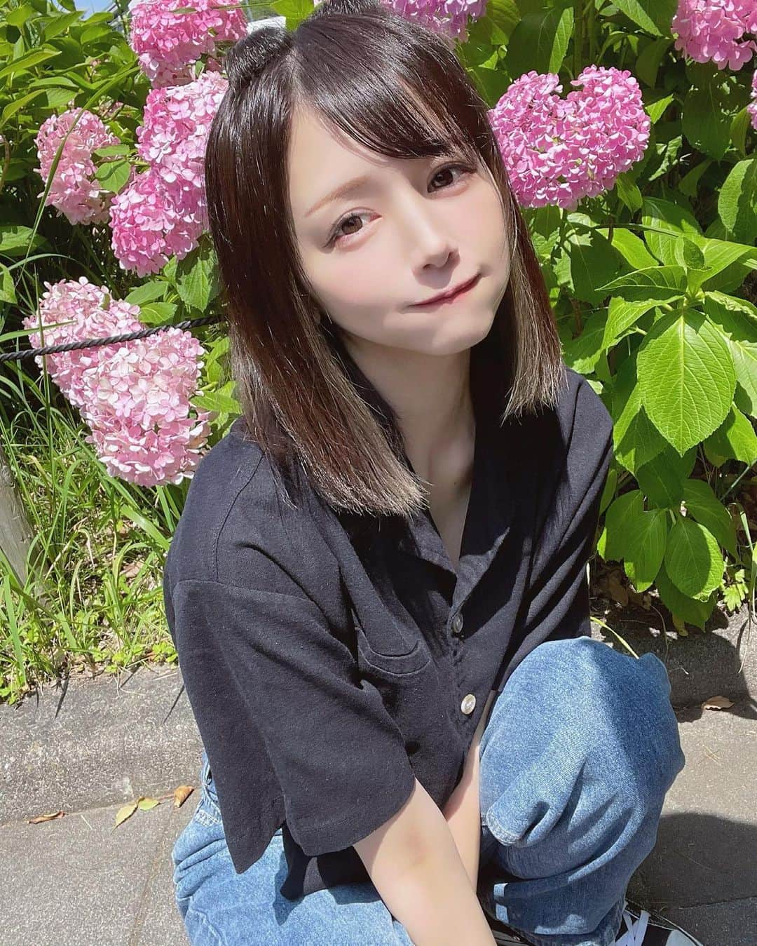 yuu__aaaのインスタグラム：「. . この前の紫陽花𑁍︎ . 毎日暑くて溶けそう🫠 日焼け止め塗り忘れちゃうのやめたい . . #紫陽花#暑い#summer #夏コーデ #伸びかけボブ #ボブ」