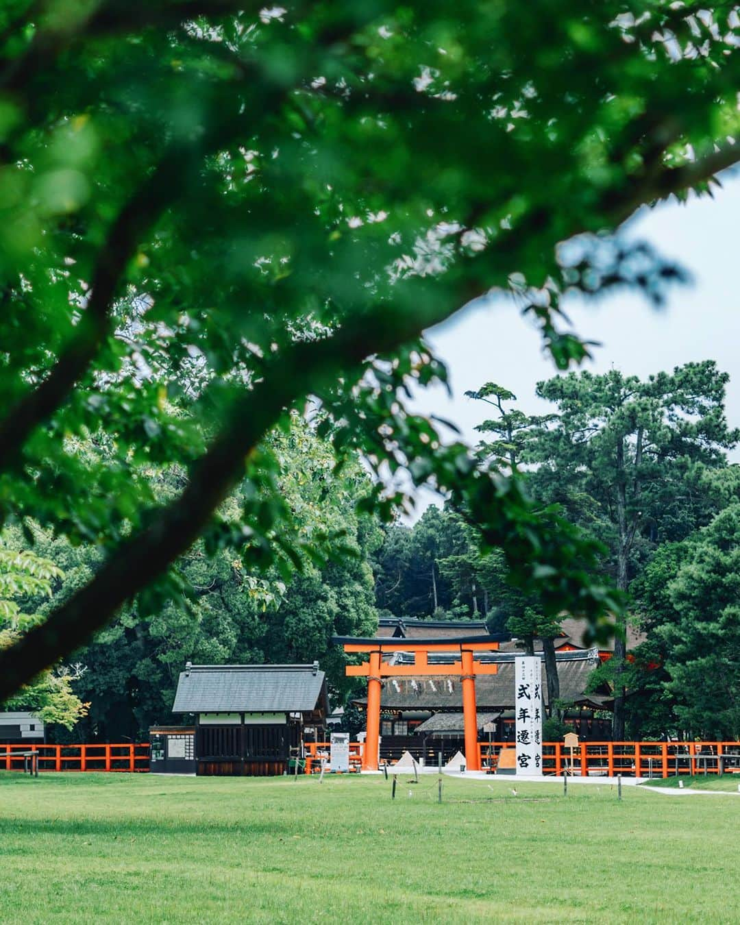 京都いいとこフォトさんのインスタグラム写真 - (京都いいとこフォトInstagram)「. 境内を流れる小川のせせらぎ。 風に揺れる風鈴、森のさざめき。 涼やかな音に包まれる上賀茂神社の夏。 . The murmur of a stream flowing through the precincts of the temple. Wind chimes swaying in the wind, the rustle of the forest. Summer at Kamigamo Shrine is filled with cool sounds. . Date:2023.7.7 Location:#上賀茂神社 #kamigamoshrine Photo:@iharalba .」7月8日 21時18分 - kyoto_iitoko