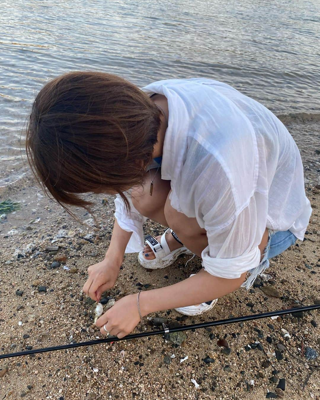 小坂田純奈さんのインスタグラム写真 - (小坂田純奈Instagram)「広島の離島、高根島でグランピング☺️❤️‍🔥  すぐ目の前が海で、釣り竿の貸し出しがあったから釣りしてみたらかわちいクサフグ釣れた！  部屋はめちゃくちゃ綺麗で、全室でBBQ場とトイレと風呂が併設されてて、めちゃくちゃ便利で良かった🥹  ご飯ももんのすごい美味しくて、特にタイとアヒージョに入ってるタコがプリップリのフワッフワで美味すぎた🤦🏻‍♀️  フロントの方も凄く親切で、 マッサージ機とか室内プラネタリウム機とかもあって、夜はめちゃくちゃリラックスして寝れた💙  めちゃくちゃ最高すぎたまた遊びに行きたい！！  夏は離島グランピング！！みんなも行ってみてね☺️🫶🏻  #広島観光 #広島グランピング #高根島 #高根島グランピング #しまなみ海道 #釣りガール #釣り女子 #グランピング女子会 #離島グランピング #離島旅行 #瀬戸内観光 #グランヴィレッジ瀬戸内しまなみ #グランピング #レストグランピング」7月8日 21時18分 - official_junata