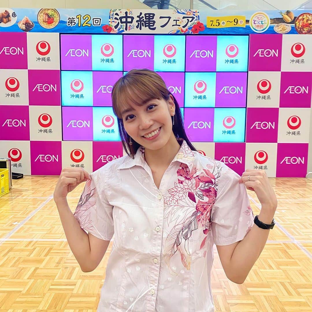 高里絵理奈のインスタグラム：「.   越谷レイクタウンにて 沖縄フェアのステージMCでした🎤 私もかりゆしウェアで🤍 　 久しぶりに故郷の風をたっぷり感じられて とっっても楽しかったです🌺 　 音楽の演奏やお笑いライブに 癒しとパワーをもらいました✨✨ 　　 写真の#ゆいゆいシスターズ さんのステージでは 私も一緒にカチャーシーを踊りました🎶 　 ステージイベントは本日のみでしたが 越谷レイクタウンでは 明日も沖縄フェアを開催中です！ グルメはもちろん雑貨や三線体験会など 沖縄の魅力を感じられるイベントとなっております🫶 (私も買って帰りました！オススメ) 　 是非遊びに行ってみてください😊 　 　 #越谷レイクタウン #沖縄#沖縄フェア#かりゆしウェア」