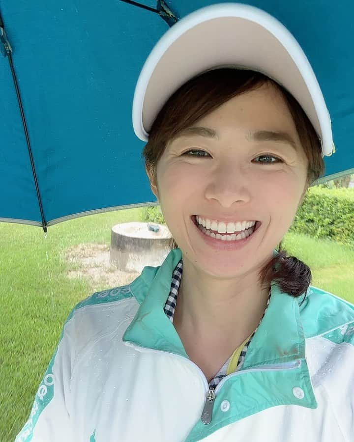 今井美穂のインスタグラム：「⁡ ゴルフコンペ参加＆ 表彰式の司会のお仕事でした☺️⛳️ ⁡ セキノ興産主催の 160名を超える大きなコンペ！ ⁡ 初めましての皆さまばかりでしたが 温かく迎えて頂き嬉しかったです🙌 ⁡ 紫雲ゴルフクラブ✨ 綺麗ですよね〜🌸 雨だったけど楽しかった〜😊 ⁡ ゴルフ始めてから有難いことに ゲスト参加で沢山呼んで頂いてます🙇‍♀️ ⁡ だいぶ打てるようにはなってきてるんだけど😂 スコアが全然縮まらない🤣 パターが壊滅的に入らない、、、🤣 ⁡ レッスン行かなきゃ〜！ ⁡ ありがとうございました☺️⛳️ ⁡ #ゴルフ女子 #ゴルフ初心者 #紫雲ゴルフクラブ #企業コンペ #ゴルフウェア ⁡ ⁡」