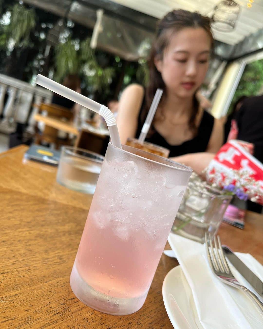 松原梨恵のインスタグラム：「👩🌸👩‍⚕️  好きな物が一緒すぎる😂😆 いつも付き合ってくれてありがとう🫶 @l_am_sakura  3枚目の笑顔がめちゃくちゃ良い〜😆🌸」