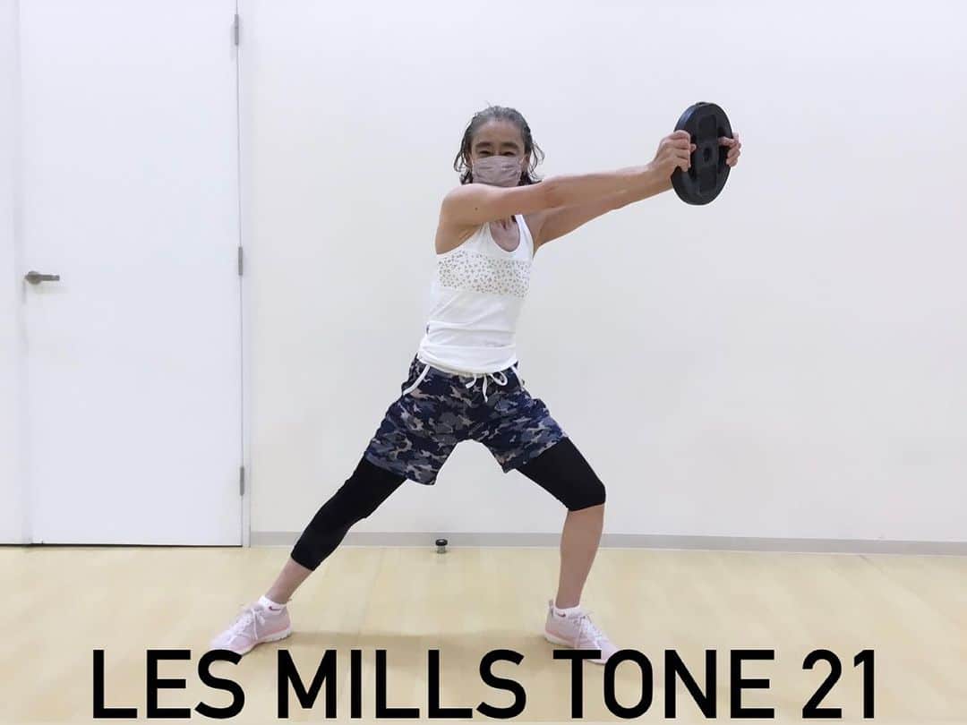 のインスタグラム：「！ レズミルズ新曲発表🩶  LES MILLS TONE 21  ランジ、スクワット、ランニングとチューブトレーニングを あえて難しい組み合わせにすることで、カロリー消費！ 全ての人が個々のレベルに合わせて動きをアレンジできるクラスです☺️  #レズミルズトーン #LESMILLSTONE #長岡市 #長岡市スポーツクラブ #レズミルズ #ジョイフィット長岡日赤」