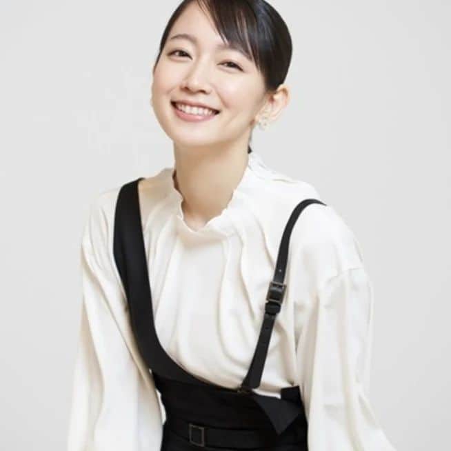 のインスタグラム：「里帆ちゃん、りほらーの皆様今日も１日お疲れ様でした！(*´ー｀*) そして最近沢山ストーリー更新してくれてありがとうございます😍😍  あれって家族に乾杯ハワイ編てことーー？😆😆😆👏 楽しみが沢山ありすぎて嬉しい渋滞❤️❤️  #吉岡里帆 #吉岡里帆かわいすぎ #吉岡里帆ちゃん」