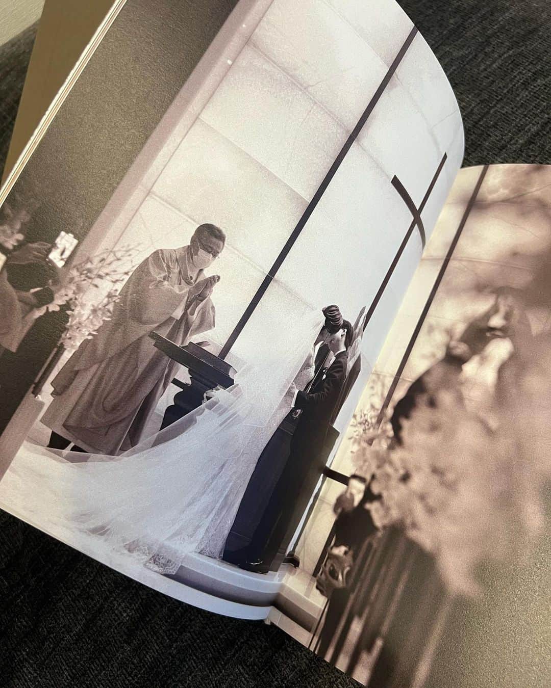 のインスタグラム：「. やっと届いたwedding book📖🤍」
