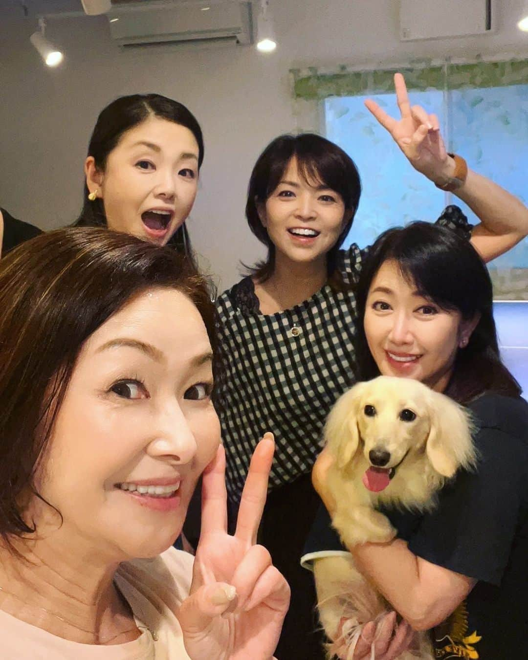 伍代夏子さんのインスタグラム写真 - (伍代夏子Instagram)「かしまし娘が卓球の練習に来ました🏓 最近メキメキ上達している3人… そろそろ対戦相手探さなくちゃネ😆 #美魔女艶歌卓球部 #伍代卓球場 #もっといいネーミングなかったの  #りくは審判 #石原詢子 さん #多岐川舞子 さん #大石まどか さん」7月8日 21時31分 - natsuko_godai_official