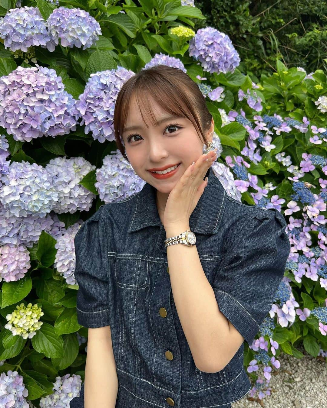 勝又彩央里さんのインスタグラム写真 - (勝又彩央里Instagram)「紫陽花💜  今年も紫陽花見に行けた！ お花に個性があって綺麗よね〜💭  #紫陽花 #花 #過去pic #梅雨 #紫 #ポニーテール #デニム #デニムコーデ #セットアップ #コーデ #ootd #思い出 #ドライブ #自然 #instadaily #ヘアカラー #tflers」7月8日 21時28分 - saorinoel