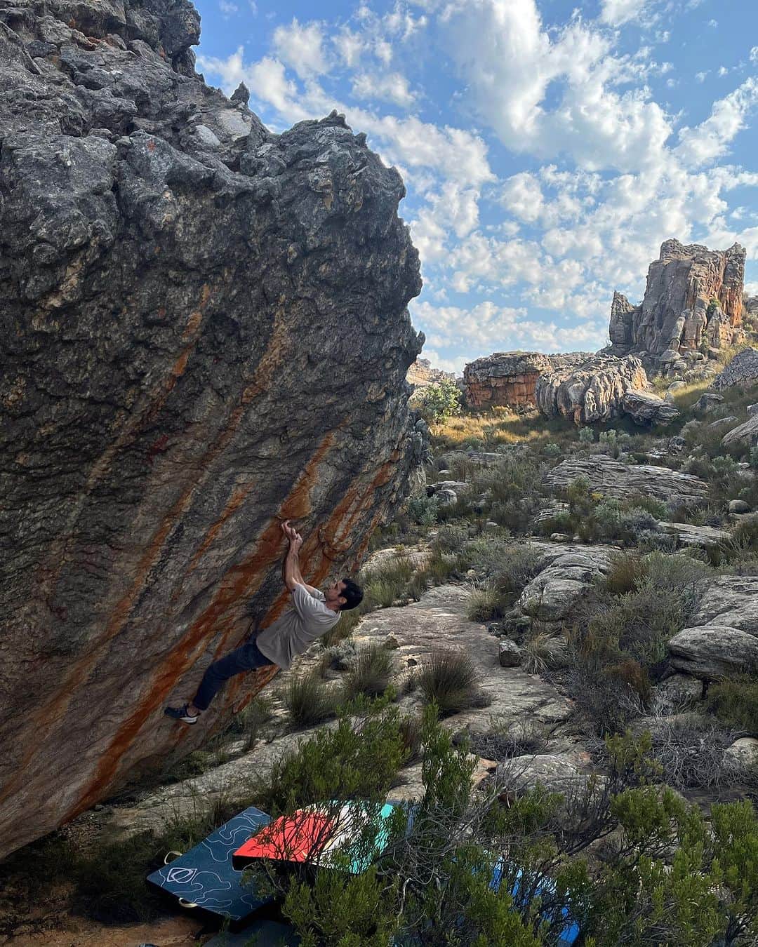ポール・ロビンソンのインスタグラム：「Pretty stoked to do this rad hard 4 mover, “Clarence,” 8A+/V12 the other day! This one doesn’t get much attention but it’s super fun and a nice hard crimp boulder. Worth the hike! #bouldering photo: @frank__decaro」