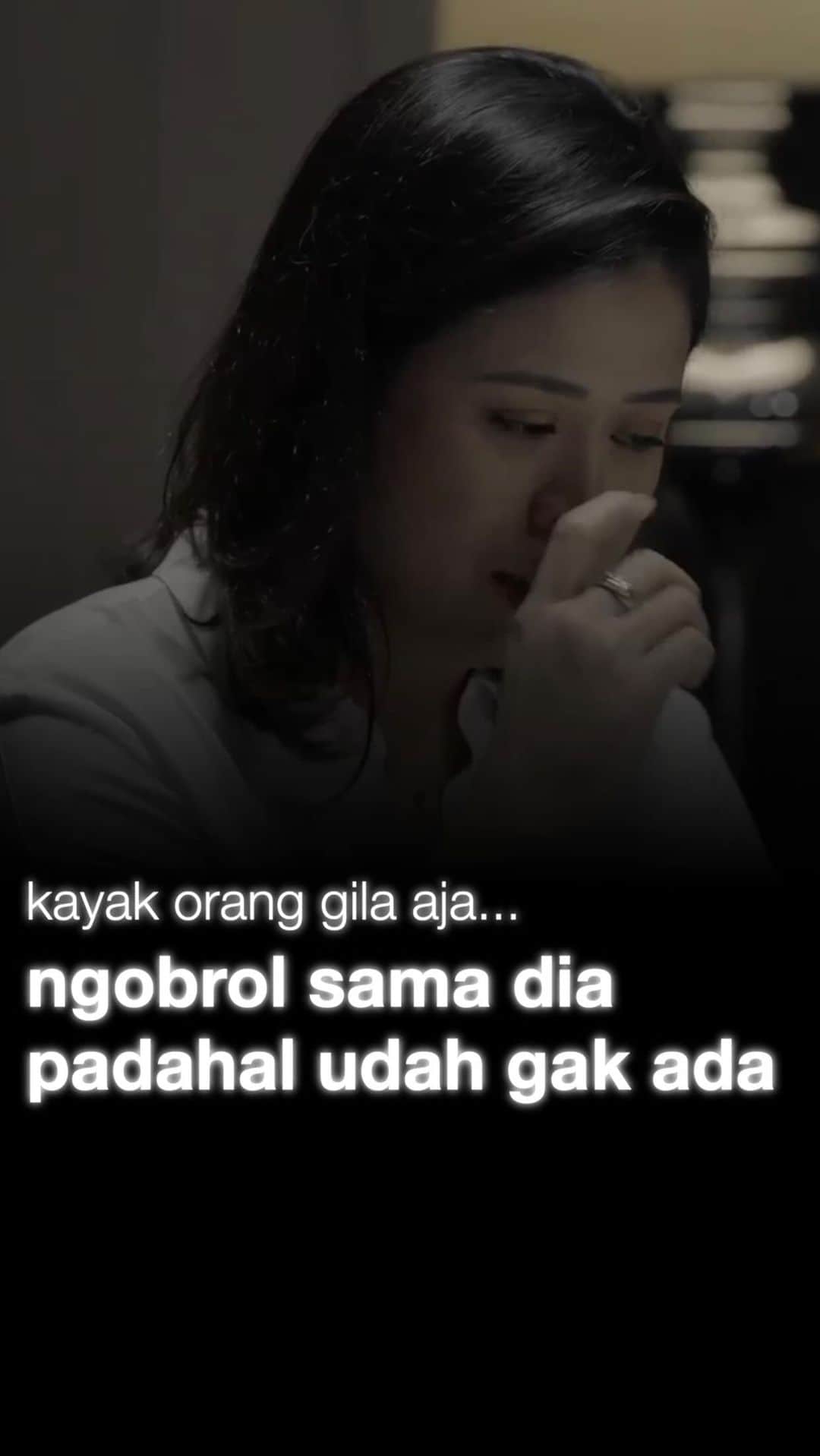 Prilly Latuconsinaのインスタグラム：「Secara fisik memang telah hilang, namun akan terus ada dalam batin dan pikiran.  Rambu Cikal berbagi cerita tentang kehilangan terberat yang dialaminya. Tonton selengkapnya di Youtube Sinemaku Pictures. @sinemaku.pictures   Ketika Berhenti Di Sini tayang 27 Juli 2023 di bioskop.  #KetikaBerhentiDiSini #MerayakanKehilangan #SocialExperiment」