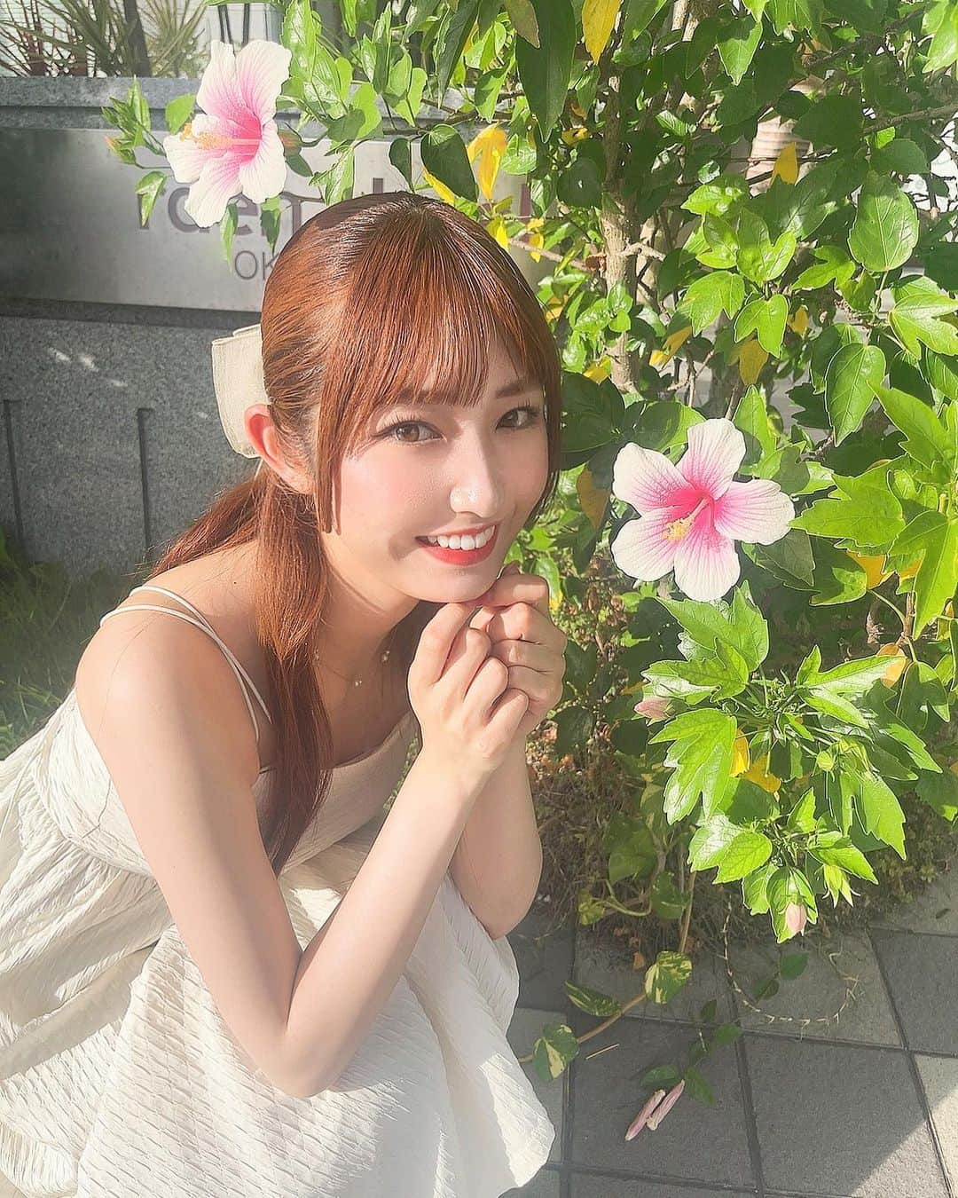 美音咲月のインスタグラム：「🍓 おしごとで沖縄に来てまーす🌺 ・ ・ さつきとハイビスカス どうかなあ？ ・ ・ ・ #沖縄 #ハイビスカス #撮影 #美輪咲月 #🌺」