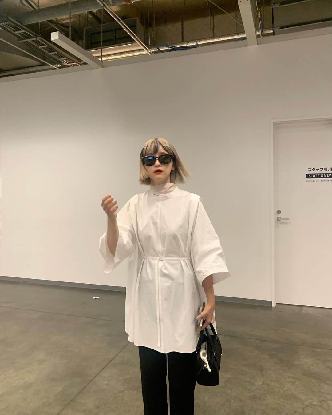 和田えりかのインスタグラム：「ふいにとってもらった写真がハク様になった日(髪の毛)  きょうのこーで  @manof_official のブラウスに 韓国で買ったパンツ~🩳🤍  #🤍#こーで#manof」