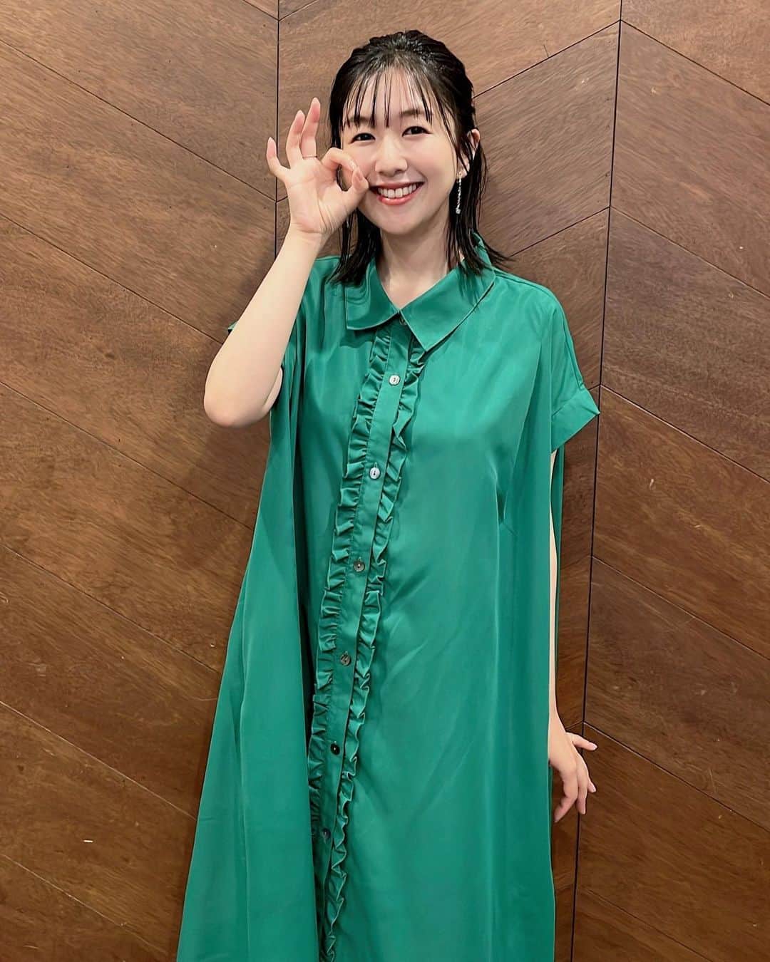 茅野愛衣のインスタグラム：「7月のかやのみは大阪回！ 念願のカリふわでほわトロの武虎さん流たこ焼き🐙🐯 お家でも再現出来るように、焼き方講座をして頂きましたよ〜！  ゲストの武虎さんにすっかりおもてなしして頂いちゃいました😋へへ！（茅）  ワンピース @manana_suerte イヤリング、アクセサリー @osewaya_official」