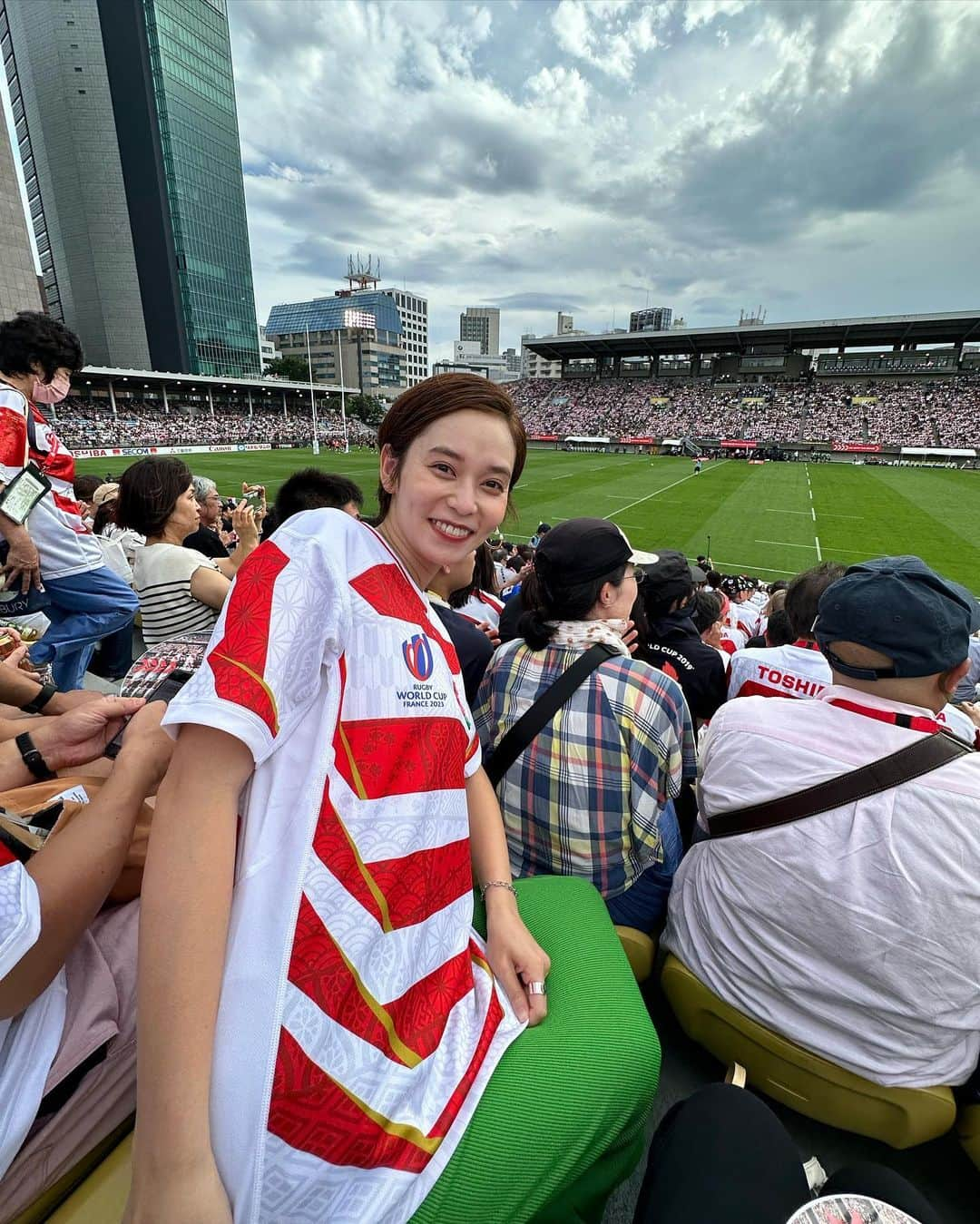 依吹怜のインスタグラム：「届いたばかりのJAPANのNEWジャージを着て応援📣🏉🌸 おまけでONE TEAMタオルも付いてきた✌︎  日々相当キツイ練習をしているというのは聞いていたけど、真っっっっ黒に日焼けし、身体付きもさらに大きくなったように見える選手の皆さんを見たら、応援にも熱が入ります。  あと、JAPANのスクラムの構えがめっちゃ低くて綺麗だった😳  こっからフランスW杯までの5連戦。応援もONETEAMで！！楽しみ！！  #ラグビー #gowiththebrave  #ラグビー日本代表 #allblacks #新ジャージ #oneteam」