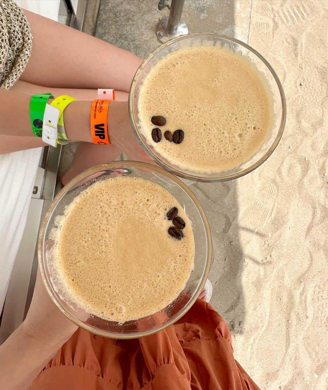 ririのインスタグラム：「ビーチ🏖でのむ☕️ 𝒄𝒐𝒇𝒇𝒆𝒆...🐸❣️  美味しさ倍増してた😂💓  #love #beach」