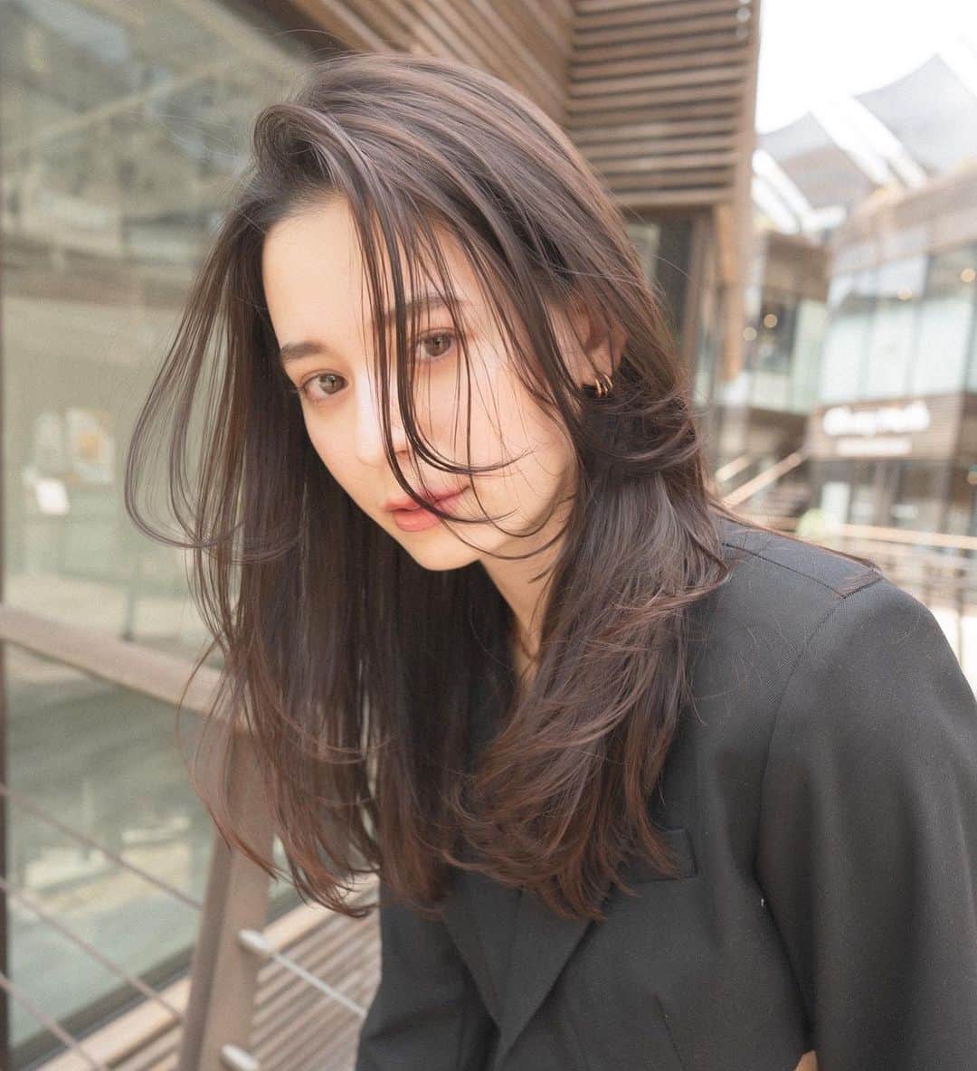 齋藤純也のインスタグラム：「ロングレイヤースタイル✂︎  柔らかい質感のロングヘアはハサミの入れ方だけで大きくデザインが変わります💇‍♀️ その人に一番馴染むオーダーメイドなヘアスタイルを♪  ✴︎PRICE✴︎ カット✂︎7700円 カラー✂︎7700円  カットなしの場合シャンプーブロー料金+2200円 カラーはトリートメントin処方で圧倒的な艶感と手触りをプラスします。 ブリーチor3Dハイライト施術はプラス7700円です。 パーマ✂︎7700円 トリートメント✂︎種類多数によりカウンセリングで決めさせていただきます。5500円〜11000円 縮毛矯正✂︎17600円、前髪のみは6600円 ・ ネット予約が×の所もお電話かDMで時間調整できますので気軽にご連絡ください！ kelly.表参道本店　A1出口より徒歩45秒 東京都渋谷区神宮前5-2-5 JY表参道ビル２Ｆ kelly. ・ ・ ✔️群馬県伊勢崎市で出勤するスケジュールは隔週水曜日です。 群馬店は料金が異なります、お問い合わせください 群馬のご予約はＤＭまたは ホットペッパービューティーで  kelly. by L.O.G 検索✂︎ 在籍日程が少なくて申し訳ありません。 薬剤は最新のものを揃えました 群馬県伊勢崎市宮前町146-1」