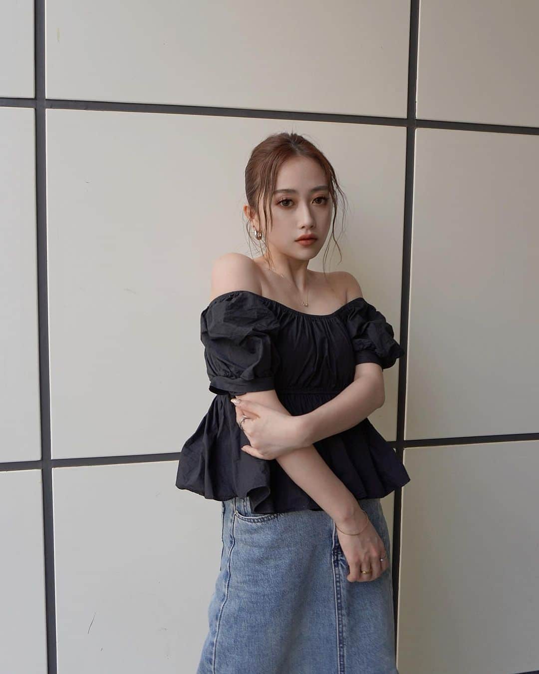 のインスタグラム：「最近の1番お気に入りぶらうす。  今日から発売したよ😮 ポップアップでも一番人気🤍🤍  久しぶりの立ち仕事で足痛いや〜  でも２周年ポップアップで たくさんのお客様に会えて お話できてほんと幸せだ🥹🥹  いろいろあった2年ですが、これからも少しづつがんばろう🥲  周りのみなさまに助けて貰ってばかりな 感謝してもしきれない2年でした🥹  #aeddy #aeddystyle #２周年 #popupstore #札幌イベント #ファッション #オフショル #オフショルブラウス #ブラウス #155cm #低身長コーデ #夏コーデ」