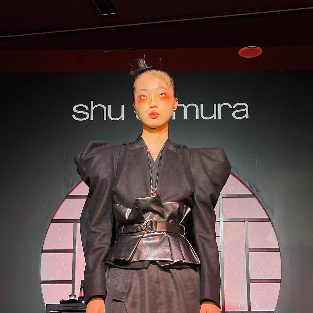 関根理紗さんのインスタグラム写真 - (関根理紗Instagram)「shu uemuraのイベントにお邪魔してきました。 トップアーティストの方がメイクされていてカッコよかった、、、  新たに登場したリップもかわいいし、世界観がもう素敵でした、、、  お気に入りアイテムあるのでまたそれも紹介します✨  #shuuemura」7月8日 21時47分 - sekine.risa