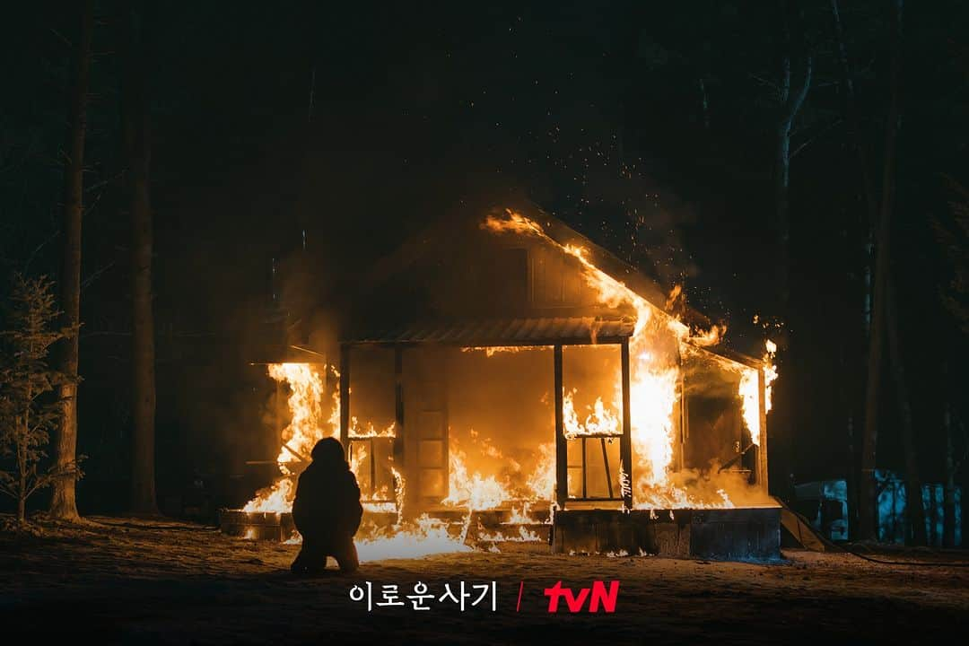 tvN DRAMA【韓国】さんのインスタグラム写真 - (tvN DRAMA【韓国】Instagram)「눈에 이로운 비주얼로 시청자를 사로잡은👀 이강현 미술감독이 밝히는 <이로운 사기> 숨겨진 미장센의 비결✨  미술감독님의 원픽✅ 불타는 방갈로부터🔥 다정의 만화방, 장경자의 지하금고 등 고심 끝에 제작된 세트 공간과 함께 몰입도 200% UP!  [월화] 저녁 8:50 tvN #이로운사기 #DelightfullyDeceitful #천우희 #김동욱 #윤박 #박소진 #이연 #유희제 #홍승범 #이태란 #tvN #스트리밍은TVING」7月8日 13時00分 - tvn_drama