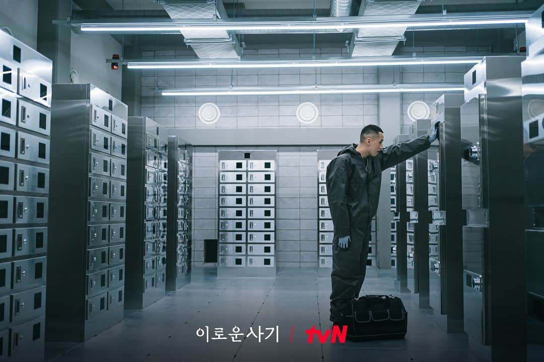 tvN DRAMA【韓国】さんのインスタグラム写真 - (tvN DRAMA【韓国】Instagram)「눈에 이로운 비주얼로 시청자를 사로잡은👀 이강현 미술감독이 밝히는 <이로운 사기> 숨겨진 미장센의 비결✨  미술감독님의 원픽✅ 불타는 방갈로부터🔥 다정의 만화방, 장경자의 지하금고 등 고심 끝에 제작된 세트 공간과 함께 몰입도 200% UP!  [월화] 저녁 8:50 tvN #이로운사기 #DelightfullyDeceitful #천우희 #김동욱 #윤박 #박소진 #이연 #유희제 #홍승범 #이태란 #tvN #스트리밍은TVING」7月8日 13時00分 - tvn_drama