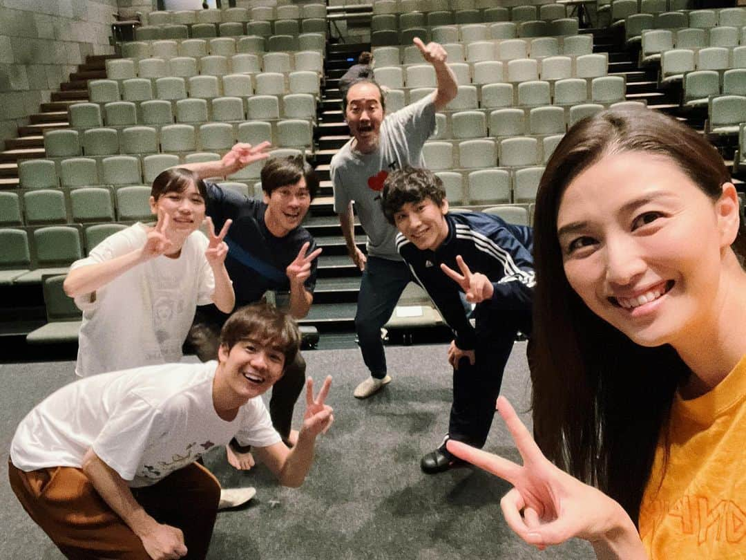 橋本マナミさんのインスタグラム写真 - (橋本マナミInstagram)「今日は2回公演！折り返し地点です😊 楽しい座組で和気藹々やっています。メッセージ性の強い作品なので捉え方は人それぞれですが、観に来てくださった方から嬉しい感想いただいています。16日日曜まで！ぜひシアタートラムに来てくださいませ🥰　#劇団チョコレートケーキ　#ブラウン管より愛をこめて　#三軒茶屋　#舞台　#観劇  #舞台好き」7月8日 13時02分 - manami84808