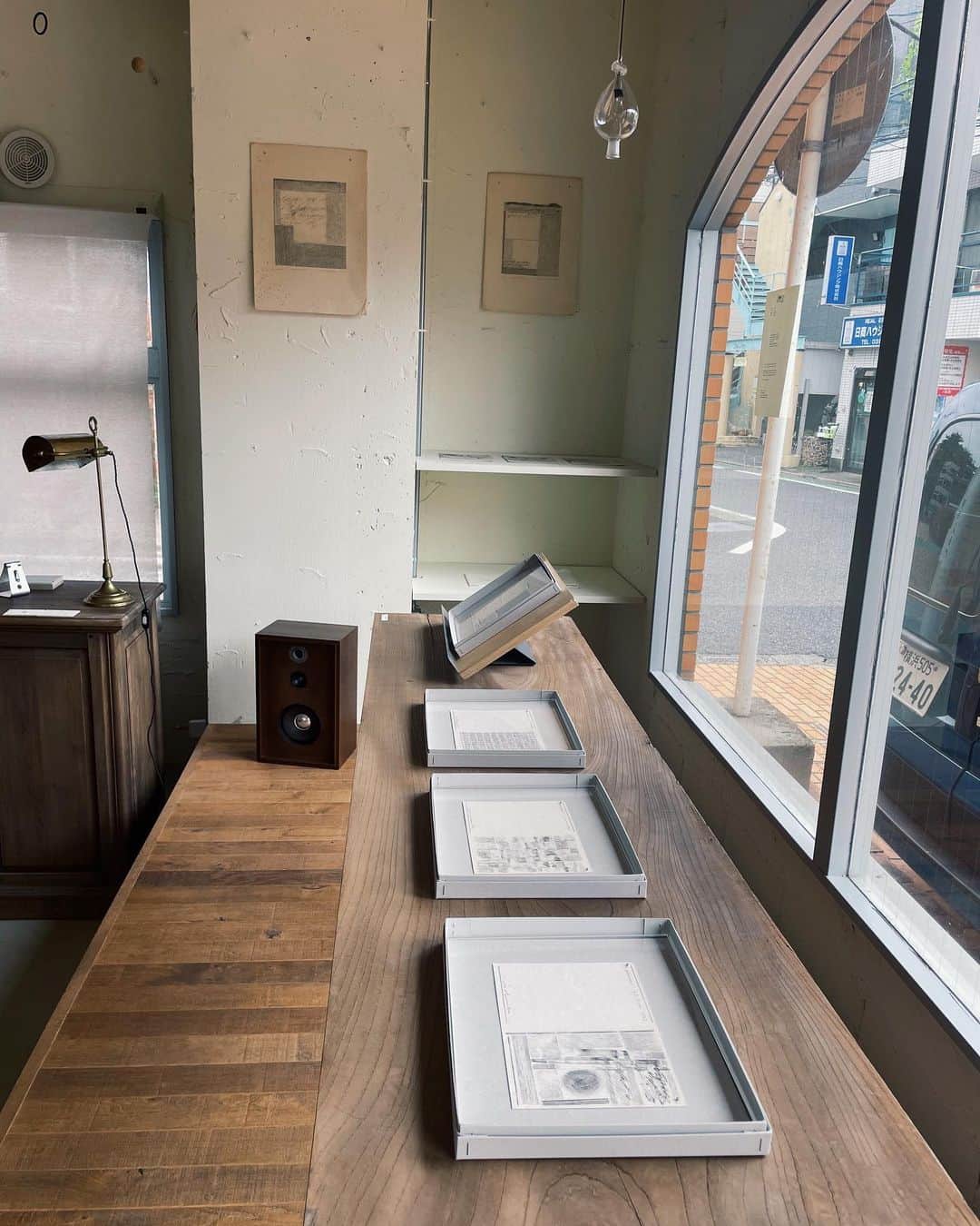 nostos booksのインスタグラム：「阿部寛文個展 「受動的な線、能動的な面  Passive Lines, Active-filled Planes」  本日7月8日（土）から7月17日（月）の期間、ベルリンを拠点に活動する画家・デザイナー、阿部寛文さんの個展を開催します。  今回の展示に合わせた新作が30数点並びます。また、本日明日の2日間、阿部さんも在廊していただけますのでぜひご来店ください。」