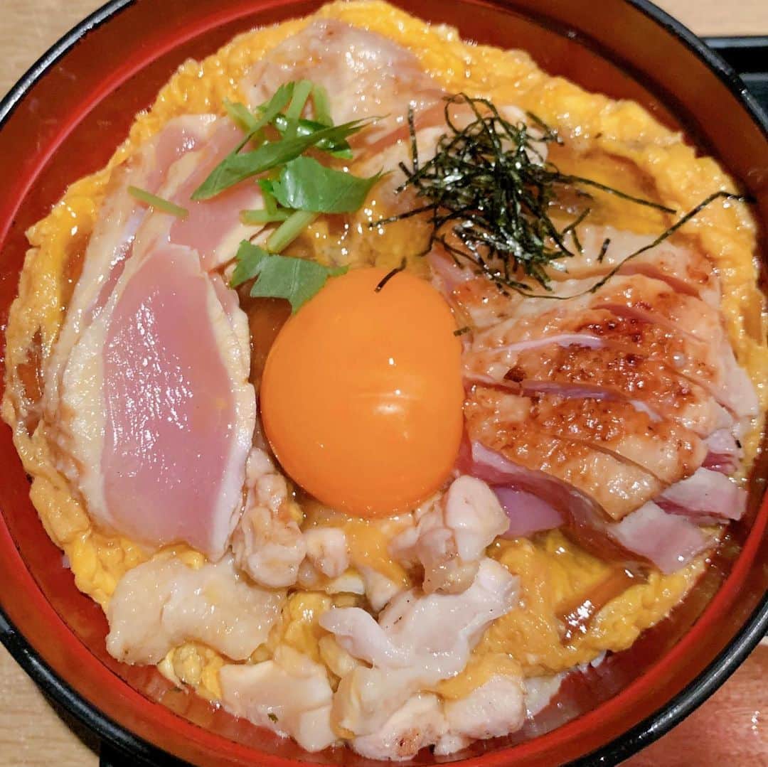 くろさんのインスタグラム写真 - (くろInstagram)「比内地鶏極上親子丼🥢1,600円  土日祝限定10食だそうですがメチャ旨でした😋 鶏のタタキって感じで完全に火を通してない系ですが、比内地鶏の旨みが素敵でした。 福岡で良く鶏のタタキ食べてましたが東京で食べれるところって少ないなと。 いやぁコレは美味いっす。マジでオススメです🙆‍♂️  #比内地鶏極上親子丼 #比内地鶏親子丼  #比内地鶏タタキ #比内地鶏たたき #比内地鶏 #本家比内邸 #自由が丘ランチ #自由が丘グルメ #親子丼ランチ #比内地鶏ランチ #くろ呑み喰い」7月8日 13時08分 - m6bmw