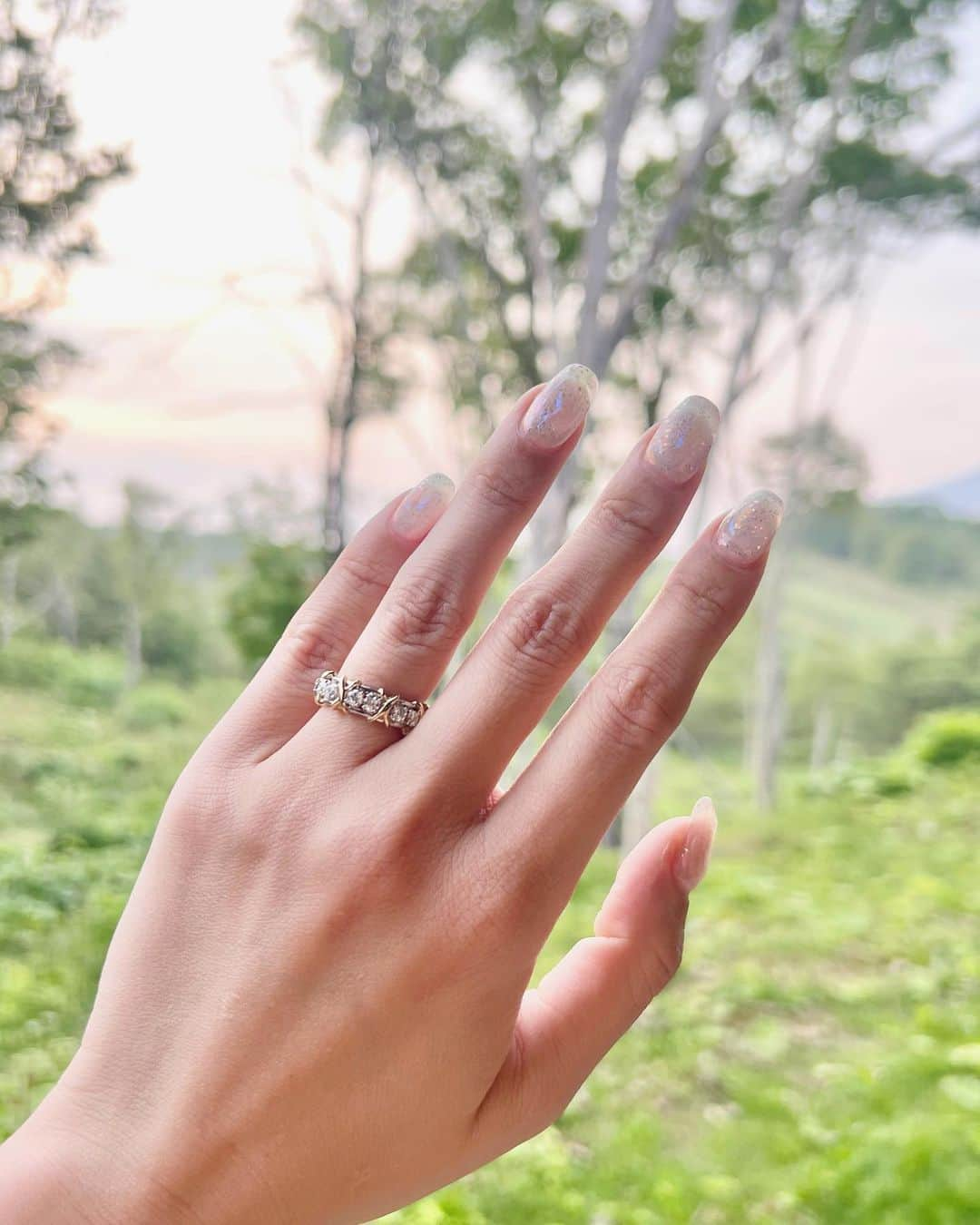 金本かすみのインスタグラム：「結婚しました💍✨💓 #july1st 彼と一緒に暮らしてから、何かを求めるよりも当たり前の毎日を心から幸せと感じられるようになったのが自分の中での大きな変化です✨🐰 結婚と言っても2度目だし、何か大きな変化があるわけでもないのだけど、今週はたくさんのお花に囲まれてとっても幸せでした✨😭🙏💐 改めてこれからもよろしくお願いします🤲 #marriagering #💍 #結婚指輪  #tiffany #16stonering #flowers #💐 #thankyou #friends #familly #結婚しました」