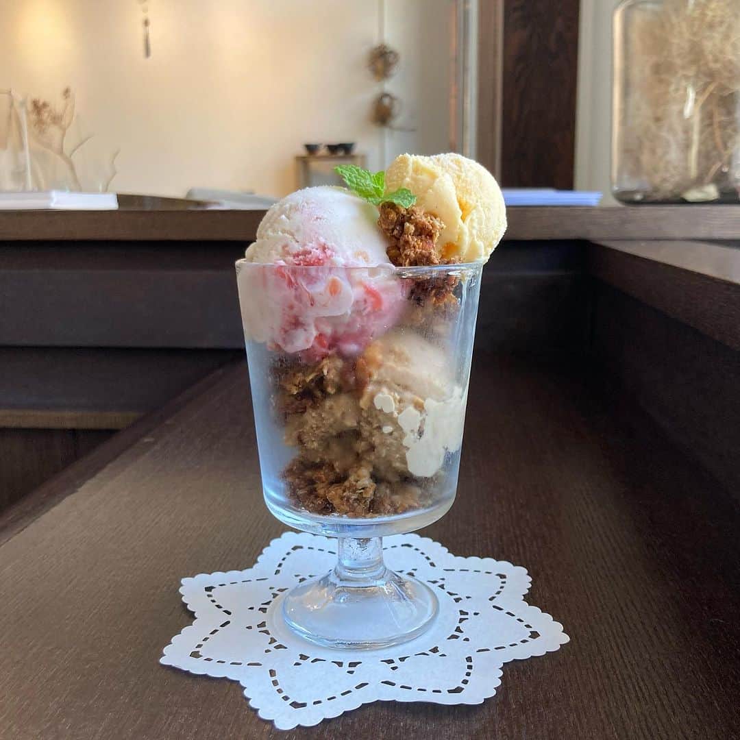 手紙社のインスタグラム：「【文箱カフェにてアプリ会員限定ミニアイスプレゼント中】 7/7（金）から7/20（木）まで手紙舎アプリのクーポン画面をご提示いただくと、アイス2種盛りご注文の方にミニアイスをプレゼントしています！　暑い日々が続いていますのでぜひ、ひんやり自家製アイスをお楽しみくださいね。  自家製アイスのラインナップは店内メニューをご覧くださいませ。5~6種類ご用意してお待ちしております。  ◎手紙舍 文箱 住所：長野県松本市浅間温泉1-30-6 定休日：火・水（祝日は営業/翌日休) 営業時間：10:00～16:30 駐車場：10台 電話：0263-87-2716  2023.7.8  #手紙社 #手紙舎 #tegamisha #文箱 #カフェ #松本カフェ #浅間温泉 #喫茶店」