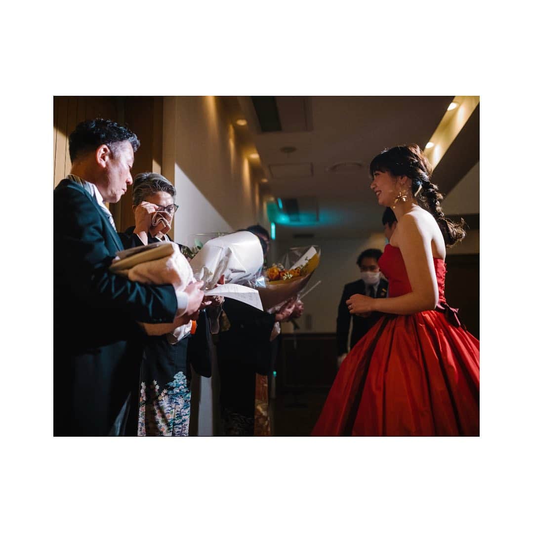 結婚式場 ヴィラ・デ・マリアージュ宇都宮のインスタグラム：「. 　　 親御様へ感謝の気持ちを込めた花束とご記念品をプレゼント- ̗̀🎁 ̖́- 　　　　 #ヴィラデマリアージュ⁡⁡⁡⁡⁡⁡⁡ #ヴィラデマリアージュ宇都宮⁡⁡⁡⁡⁡⁡⁡ #宇都宮結婚式⁡⁡⁡⁡ #栃木結婚式⁡⁡⁡⁡⁡⁡⁡ #宇都宮結婚式場⁡⁡⁡⁡⁡⁡⁡ #栃木結婚式場⁡⁡⁡⁡⁡⁡⁡ #宇都宮ドレスショップ⁡⁡⁡⁡⁡⁡⁡ #ウェディングドレス  #栃木ドレスショップ⁡⁡⁡⁡⁡⁡ #ヴィラ花嫁⁡⁡⁡⁡⁡⁡⁡ #宇都宮花嫁⁡⁡⁡⁡⁡⁡⁡ #栃木花嫁⁡⁡」
