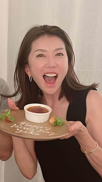 坂田陽子のインスタグラム：「マンションの一角にひっそりと佇む フジイラベルさん。 オープンキッチンの前にコの字型のカウンターテーブルが一つに8席だけの小さなお店。 ・ 個人のお宅に招かれたようなアットホームな雰囲気の中フレンチが頂けます。 ・ とは言え初来店。 勝手が分からず初めは大人しくしてたけど、、、 お隣のお若い新婚さんの奥様が私と同じ七夕生まれと分かり話が弾み😆 気づけばコミュニケーションお化けな夫が 名（迷？）MC張りに 全てのお客さんにトークを回し 1人で来店されてたお嬢さんも お友達同士でこられた方も みんな一つの食卓で盛り上がるという笑笑 ・ いよいよ50代に突入。 人生折り返し？（そんなに長生き出来るかな？） 50歳。節目のディナーは記念すべく豪華なホテルのディナーでもなく ミシュラン星付きのお店でもなく。 全ての味が私の好みで美味しく 家庭的なフレンチを 温かな気持ちと幸せな笑顔で満たしてくれる最幸のお店でした。 ・ #50歳 #七夕生まれ #記念日ディナー #フジイラベル #みんな初めまして #健康第一 ・ 素敵な時間を共有させていただいた皆さま。 有り難うございました。」