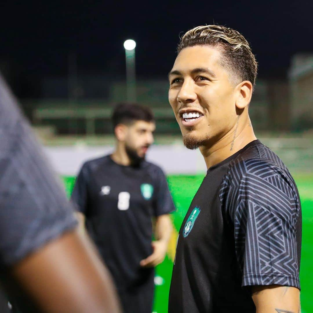 ロベルト・フィルミーノのインスタグラム：「First training with my new team mates. I am so happy to be part of this great club @alahliclub.sa 🙏🏻😁💚 Vamosss」