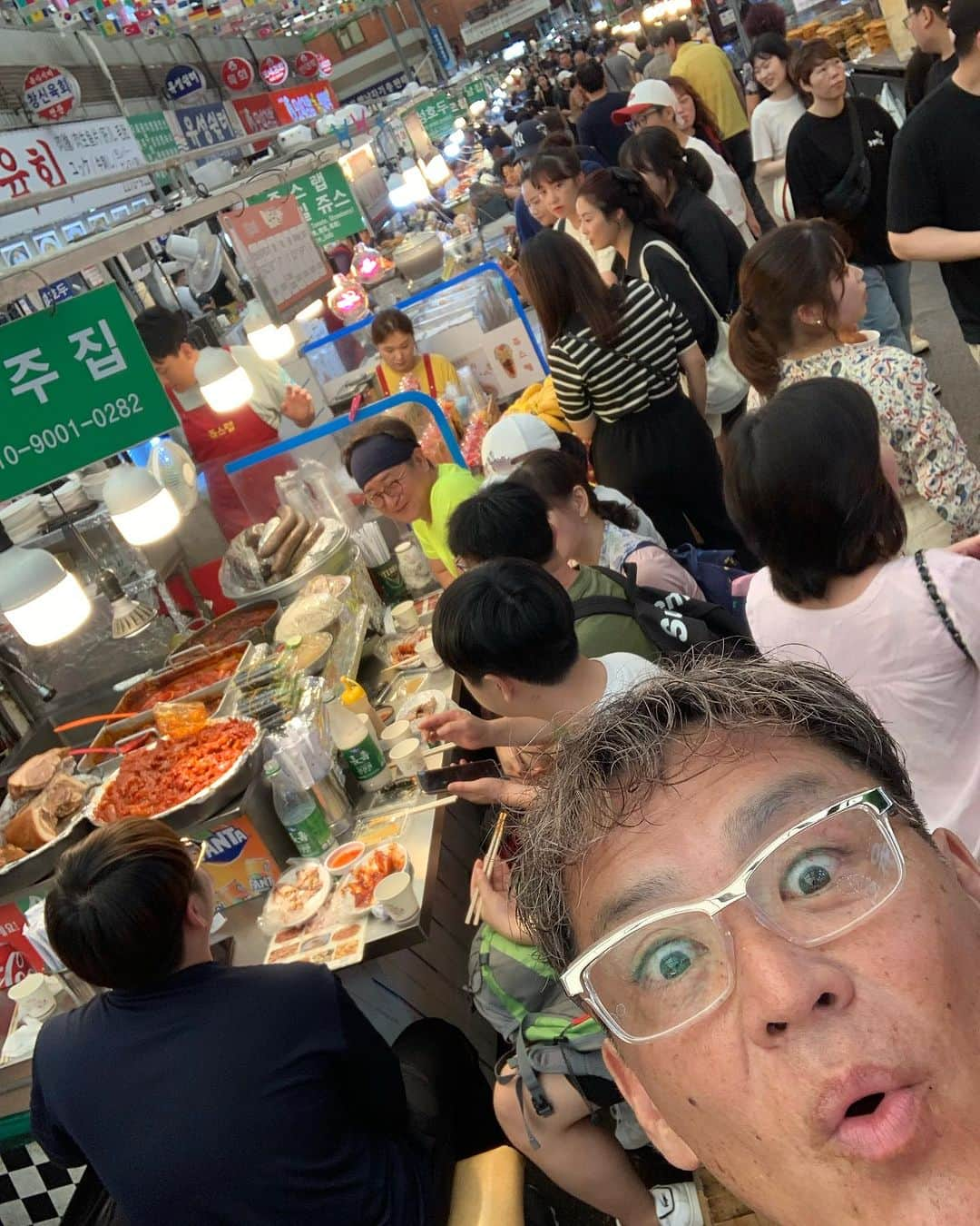 大平まさひこさんのインスタグラム写真 - (大平まさひこInstagram)「in 韓国 知らぬ国、でも地元人がいてくれるからバッチリ👍昨夜は娘のパートナーになるご家族との会食。言葉は通じなくともすぐに仲良しに😄よろしくお願いします。そして今日は益善洞(イクソンドン)からの市場の屋台!ここ来たかった〜😄ほんでやっぱ本場はうめーーーなーーー😄 そしてこれが今のうちの家族です😂 #韓国ソウル#ソウル屋台#韓国グルメ#韓国旅行#家族旅行#大平まさひこ#美味い#家族#」7月8日 13時29分 - tai03hiko