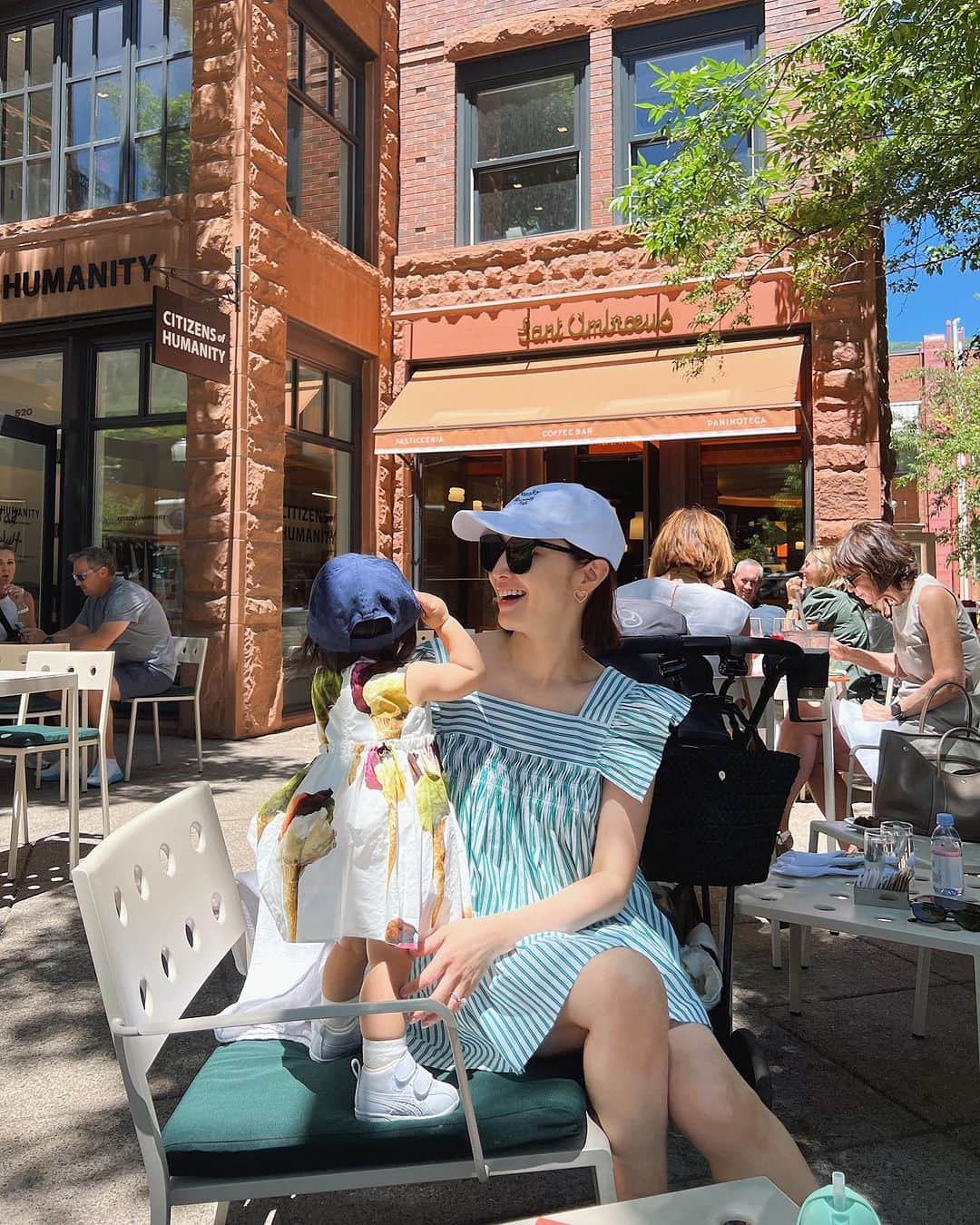 翁安芸さんのインスタグラム写真 - (翁安芸Instagram)「ニューヨークのアッパーイーストサイドで女友達と行っていた可愛いカフェが、この夏アスペンにもオープン☕️💓  アメリカでは珍しい小さめサイズのサンドイッチ&サラダ。  居る人がみんなお洒落で撮影したかった🤭  #aspen #アスペン #cafe #santambroeus」7月8日 13時34分 - akinyc